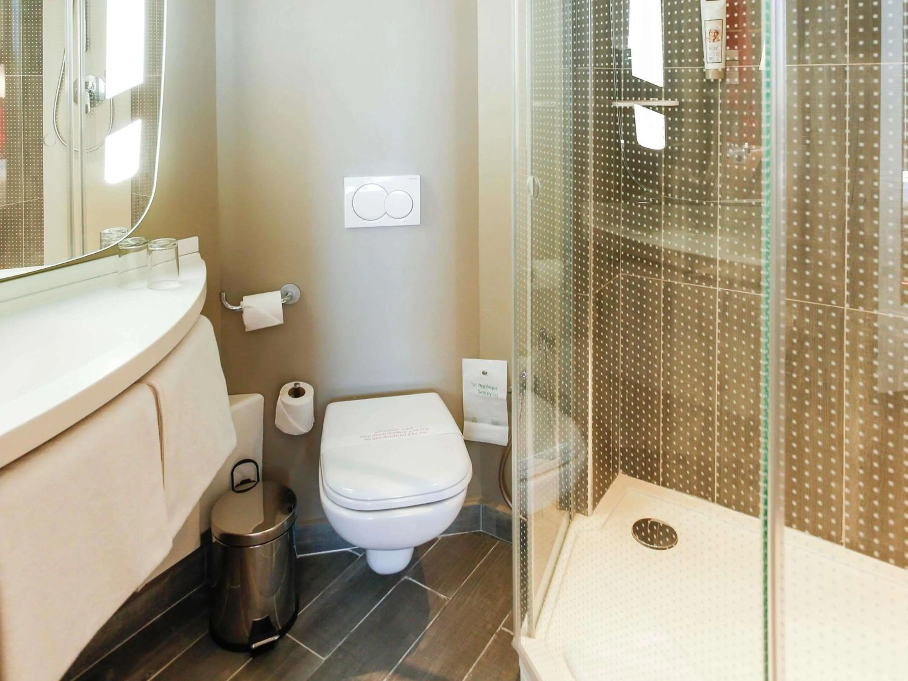 Bedroom in ibis Amsterdam Centre