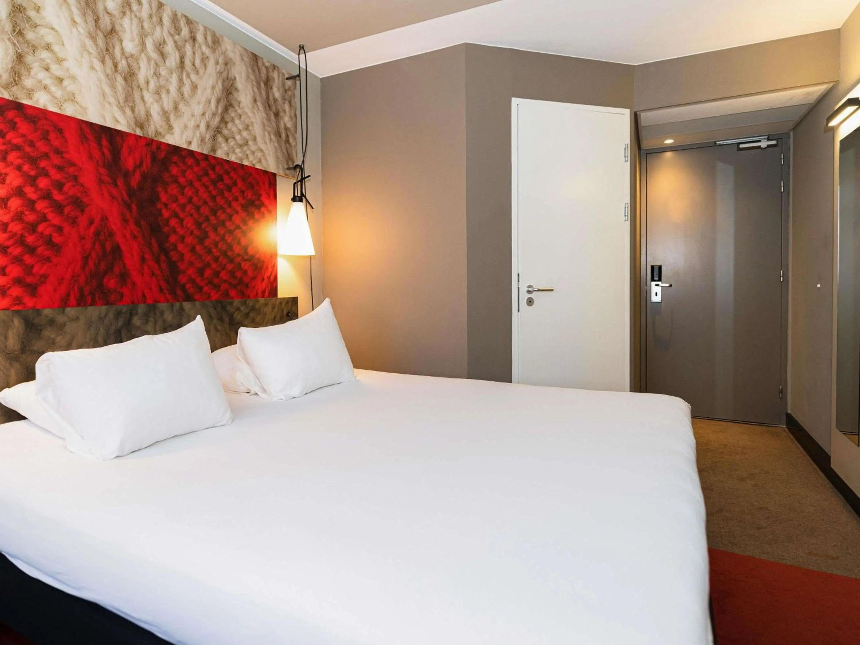 Bedroom, Bed in ibis Amsterdam Centre