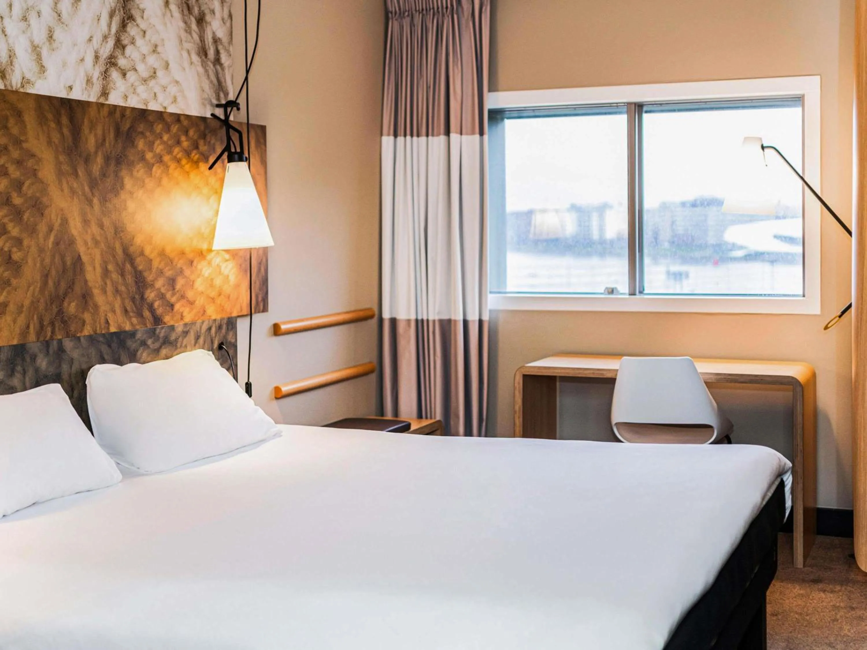 Bedroom, Bed in ibis Amsterdam Centre