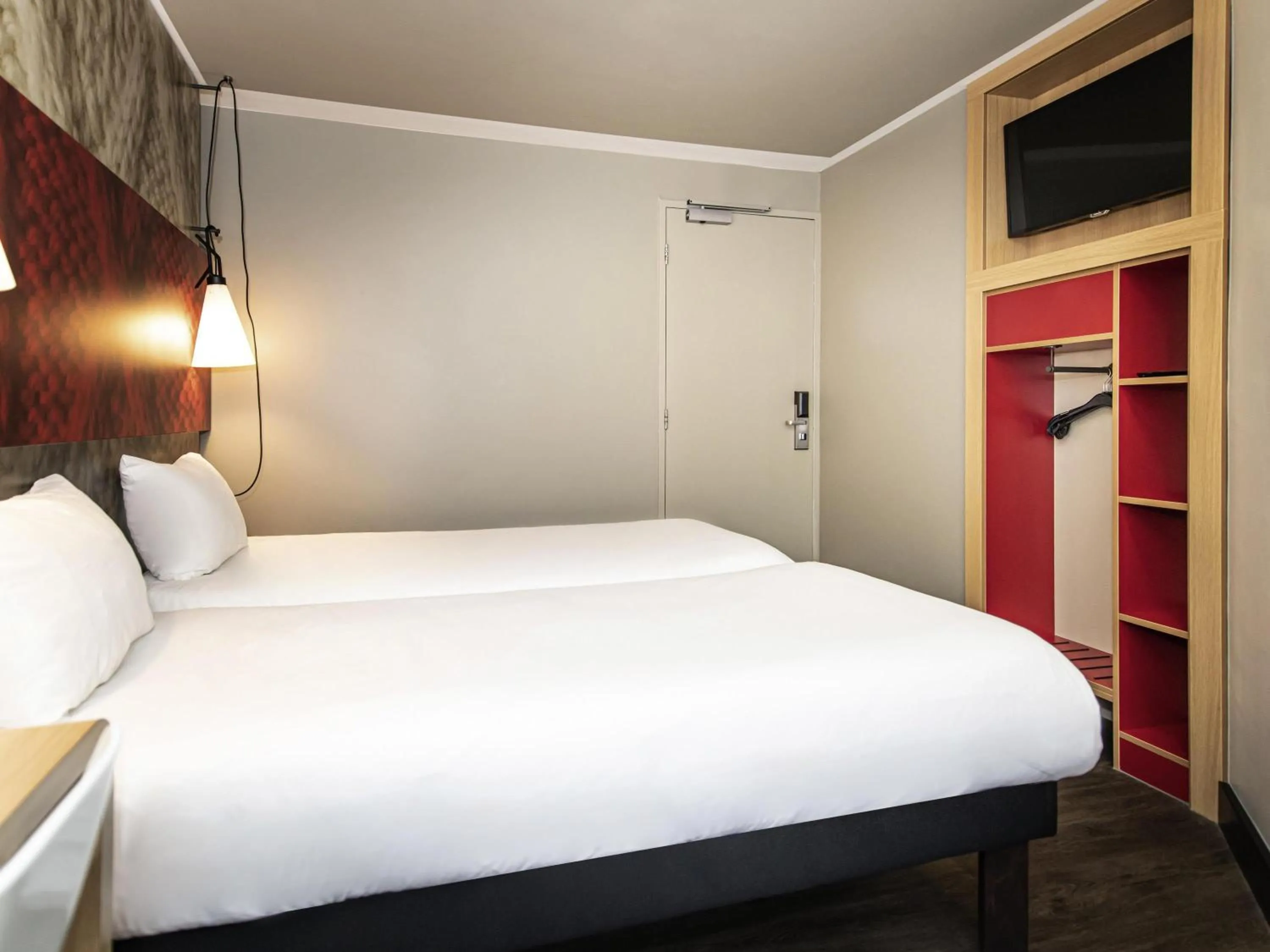 Bedroom, Bed in ibis Amsterdam Centre