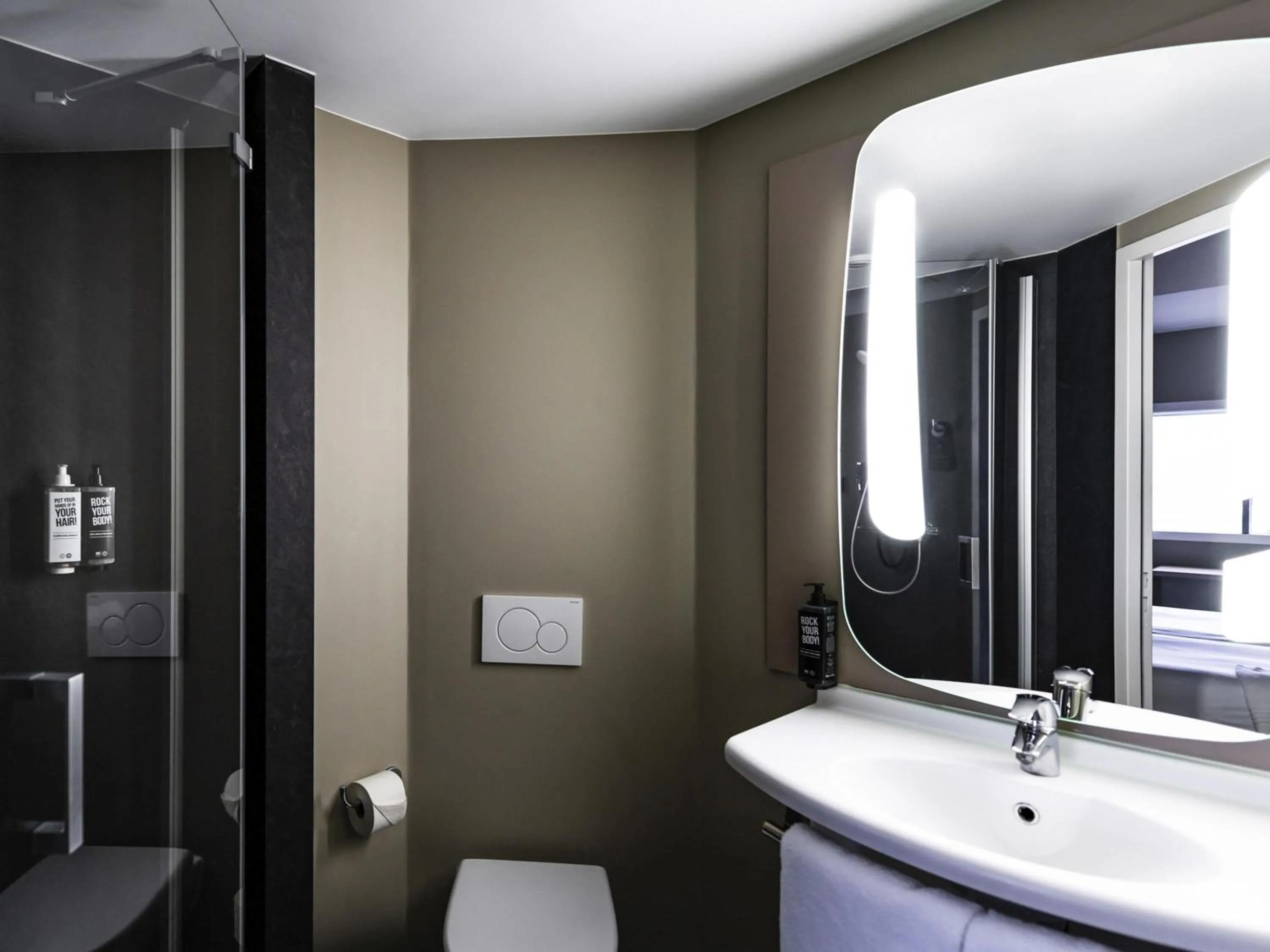 Bedroom in ibis Amsterdam Centre