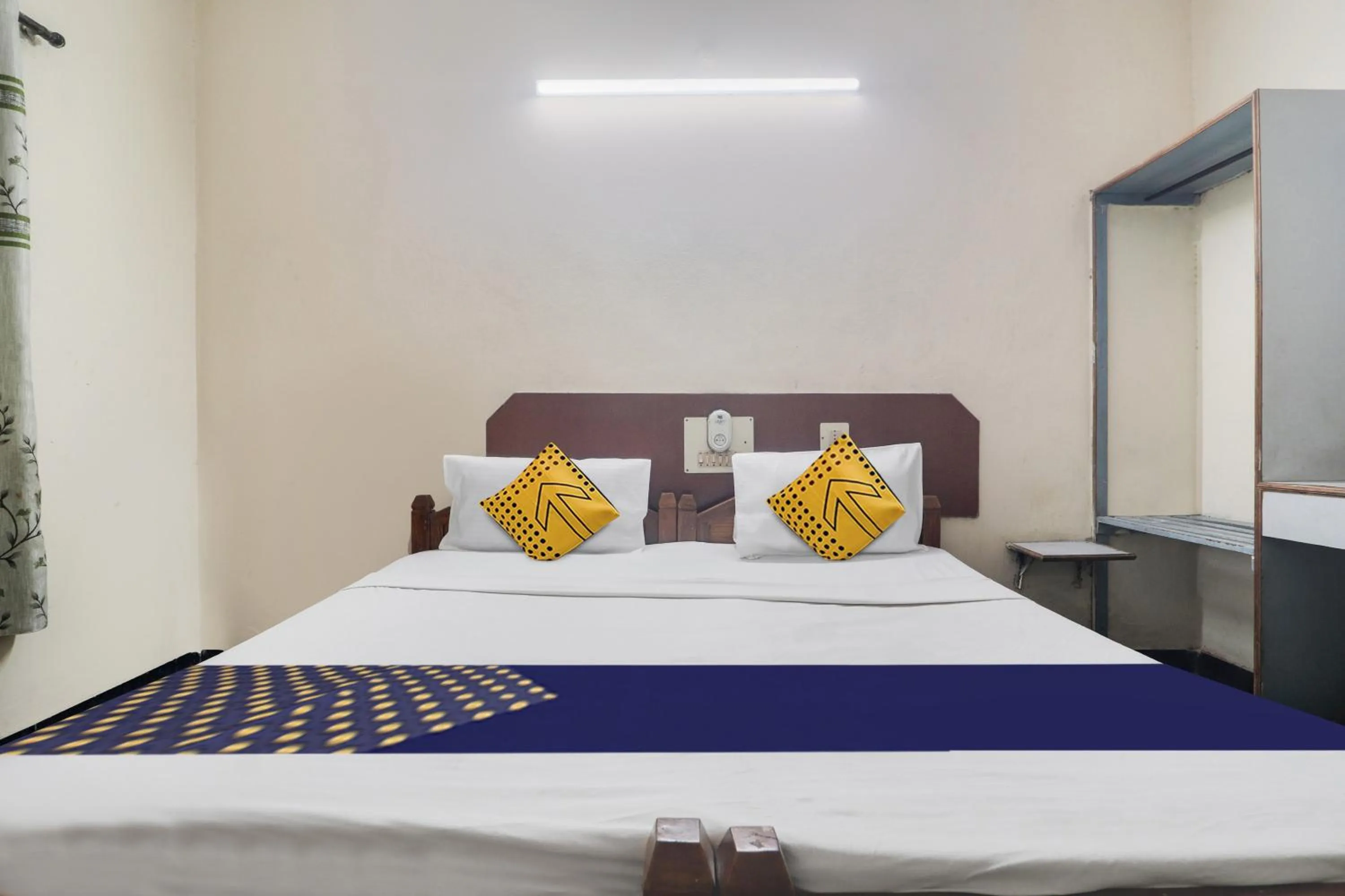 Facade/entrance, Bed in SPOT ON New Balaji Residency