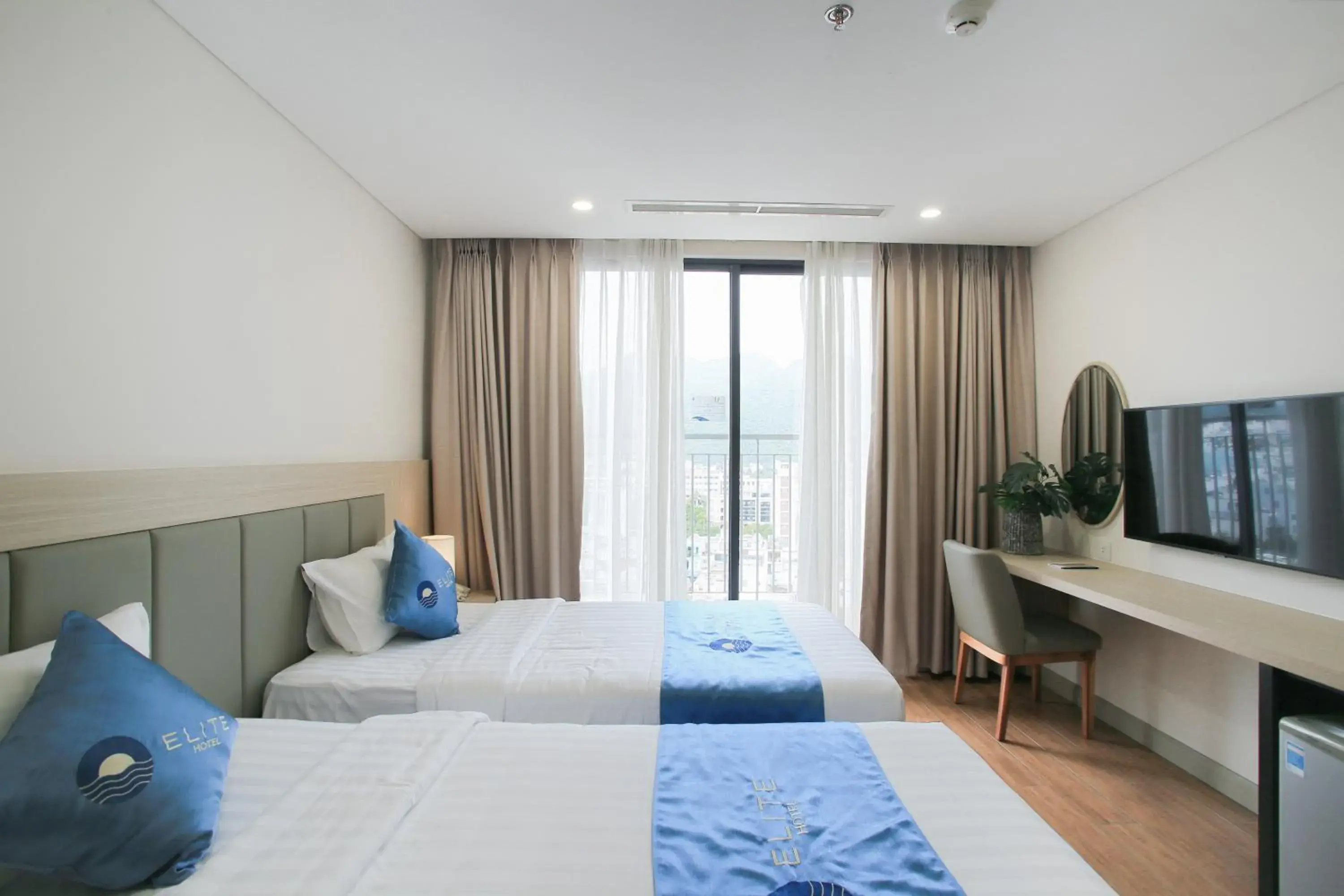 Deluxe Double or Twin Room with Mountain View in Elite Hotel Nha Trang Deluxe Double or Twin Room with Mountain View in Elite Hotel Nha Trang