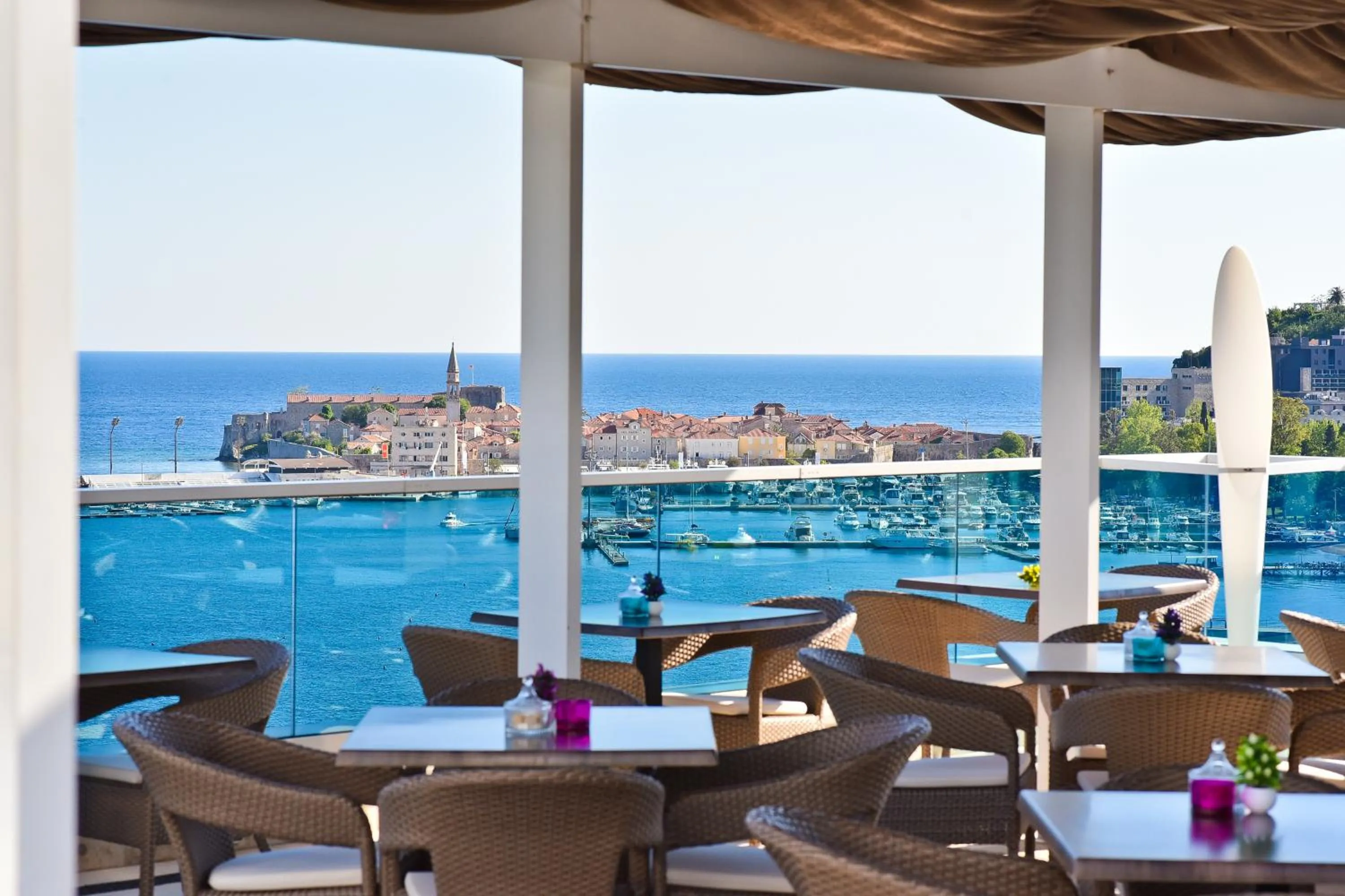 Restaurant/places to eat in Lux Apartments Sunrior