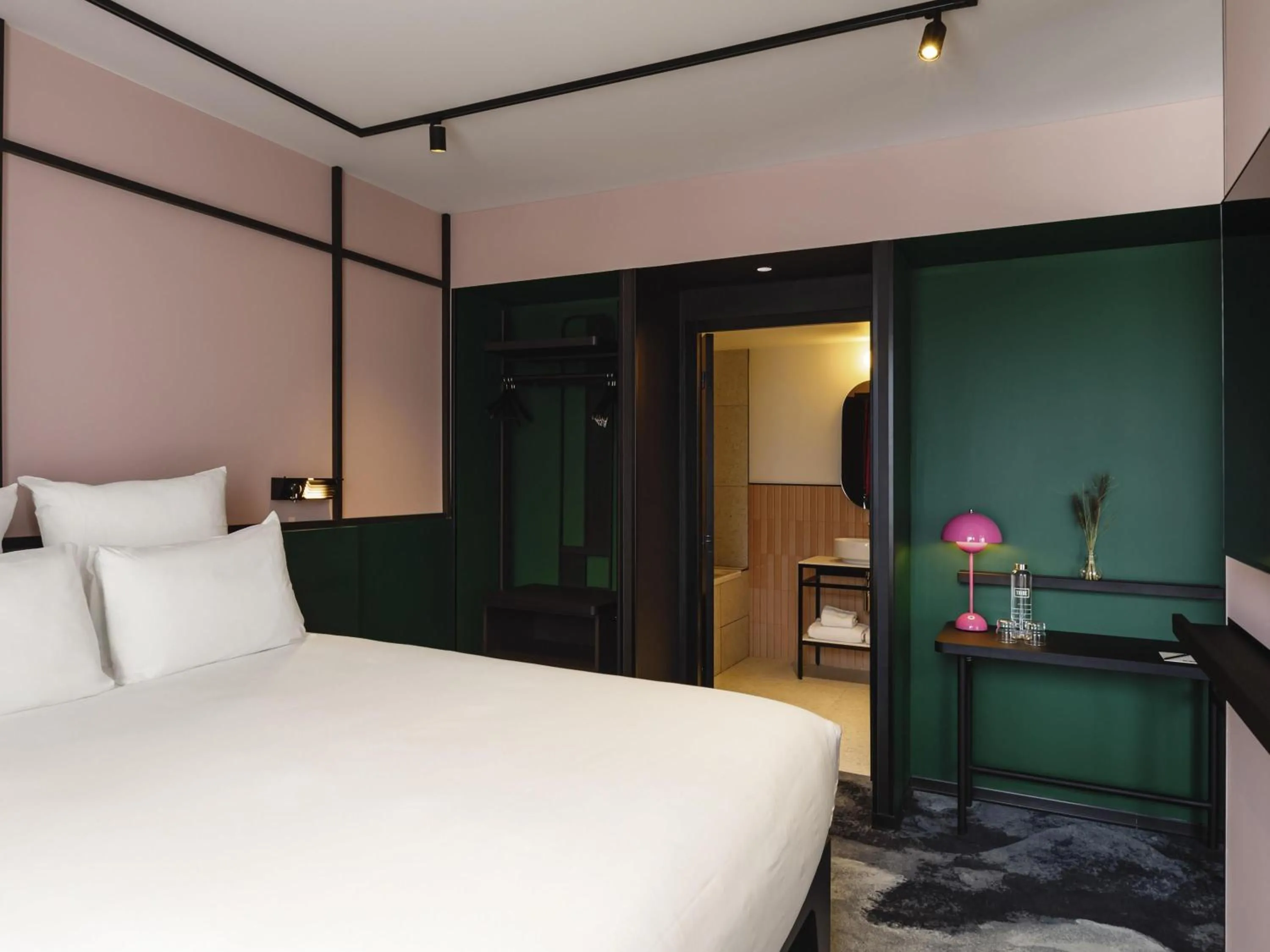 Photo of the whole room, Bed in TRIBE Lyon Croix Rousse