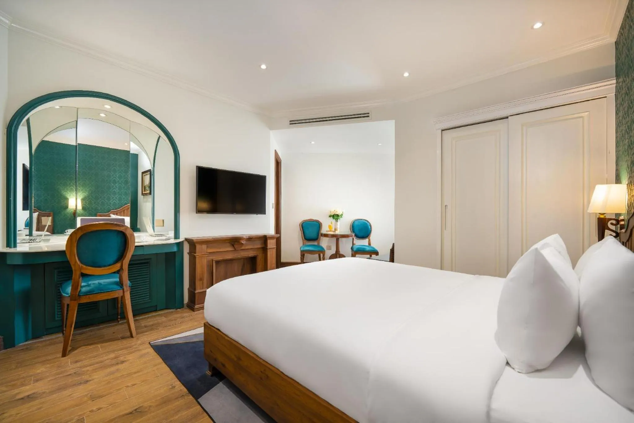 TV and multimedia, Bed in La Belle Vie Boutique Hotel