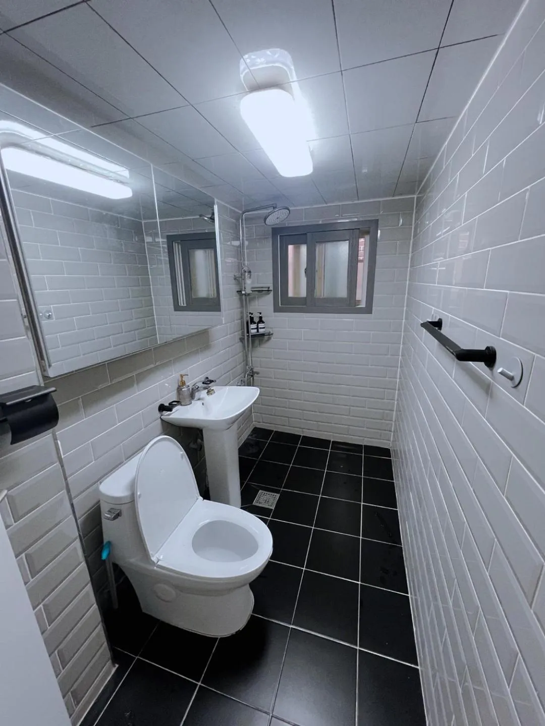 Shower in Jnineguesthouse