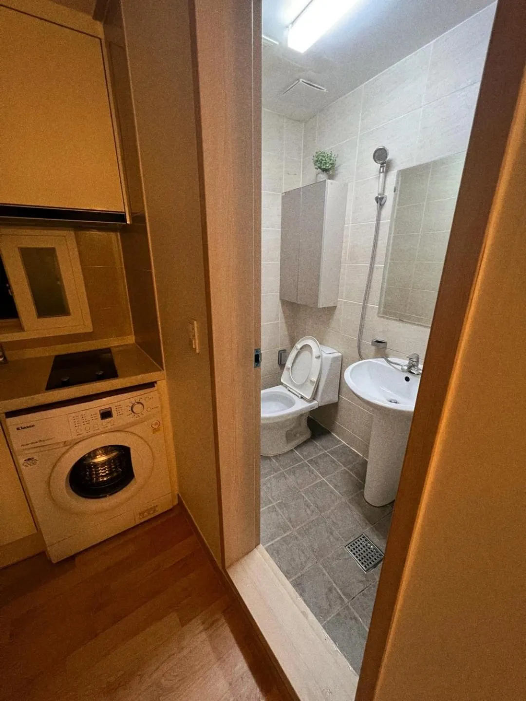 Shower in Jnineguesthouse