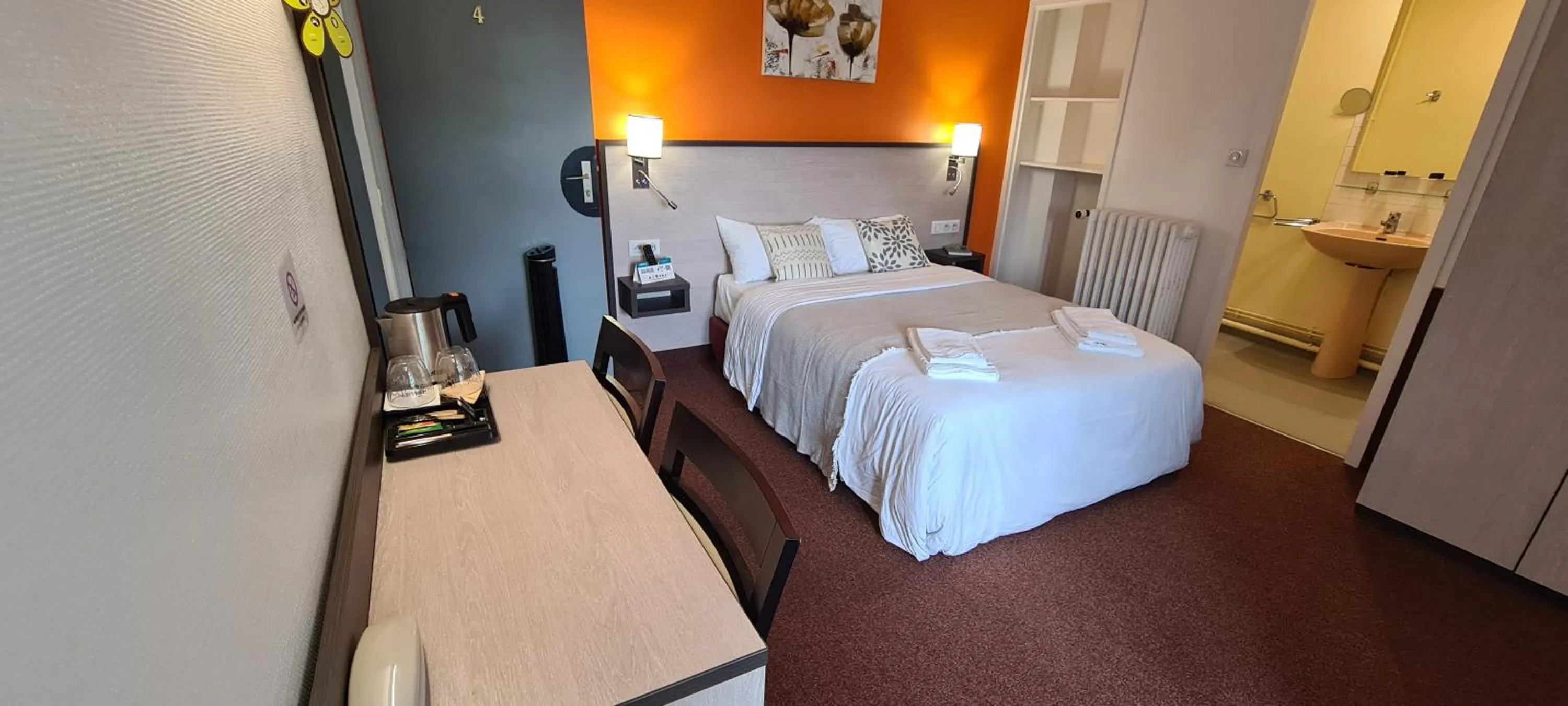 Bed in Le 120 - Groupe Logis Hotels - Ex Auberge la Terrasse