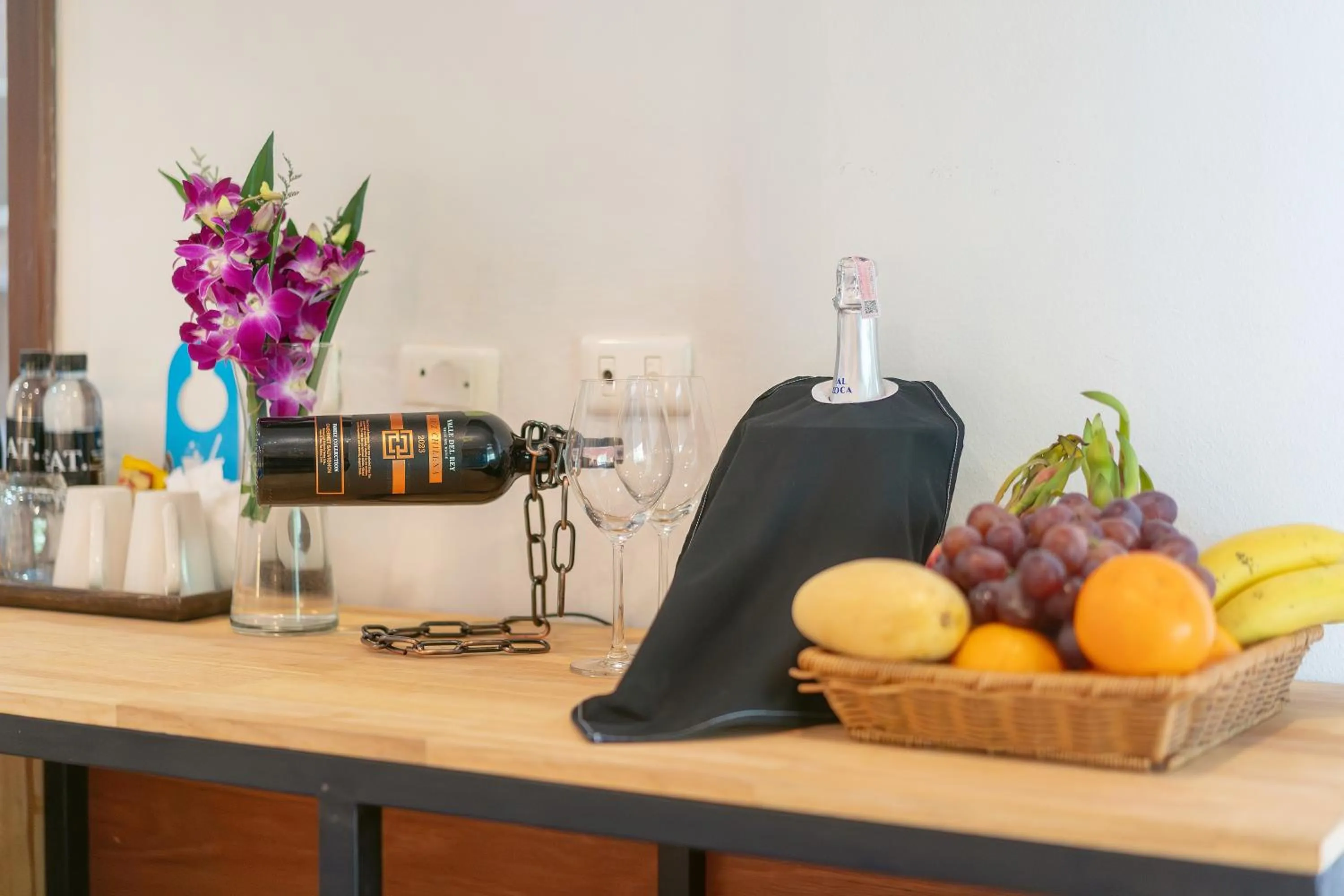 Food and drinks in Oceanview Bungalows by EAT