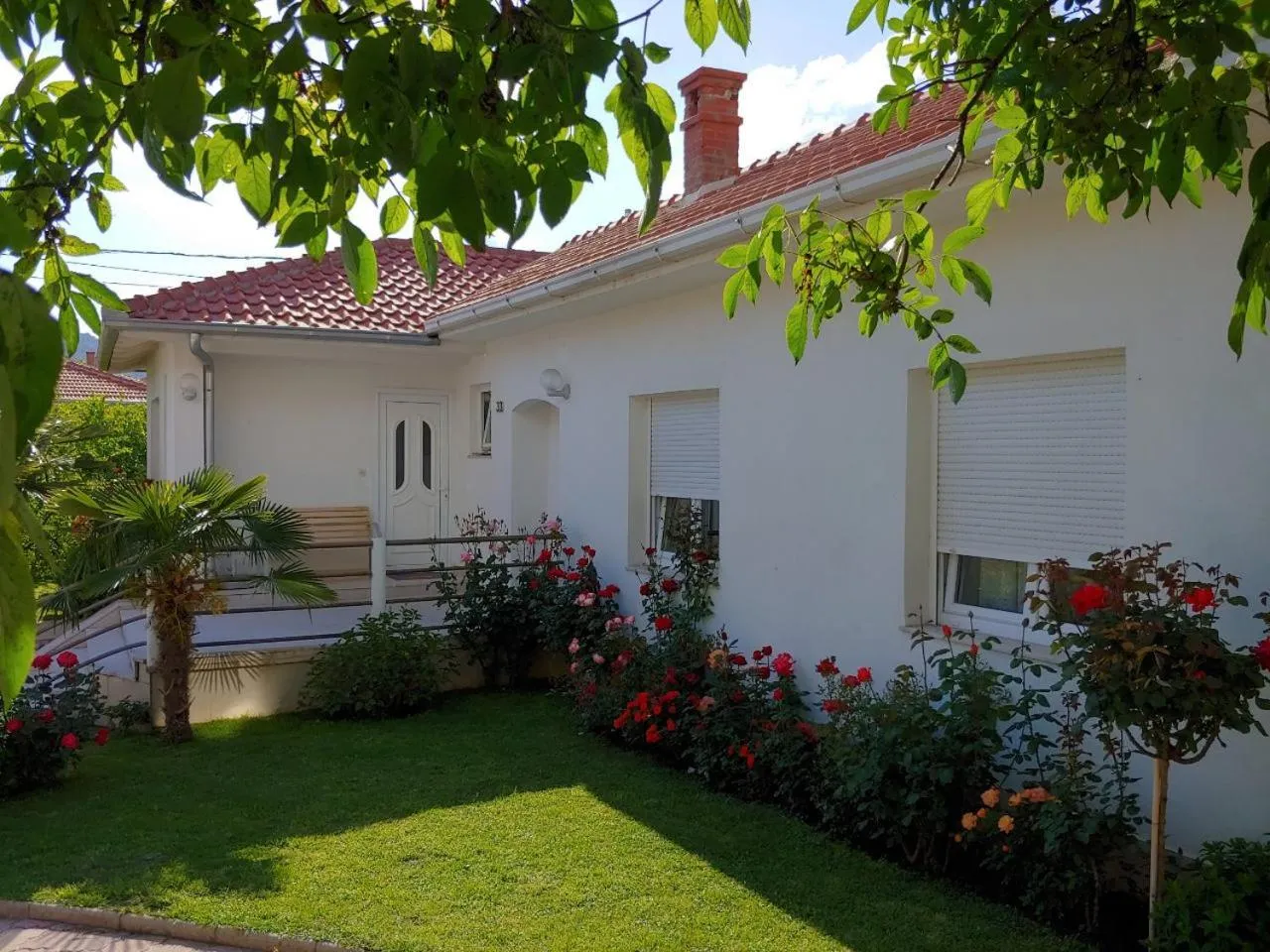 Garden in Apartments Tulipan - with free private parking garage