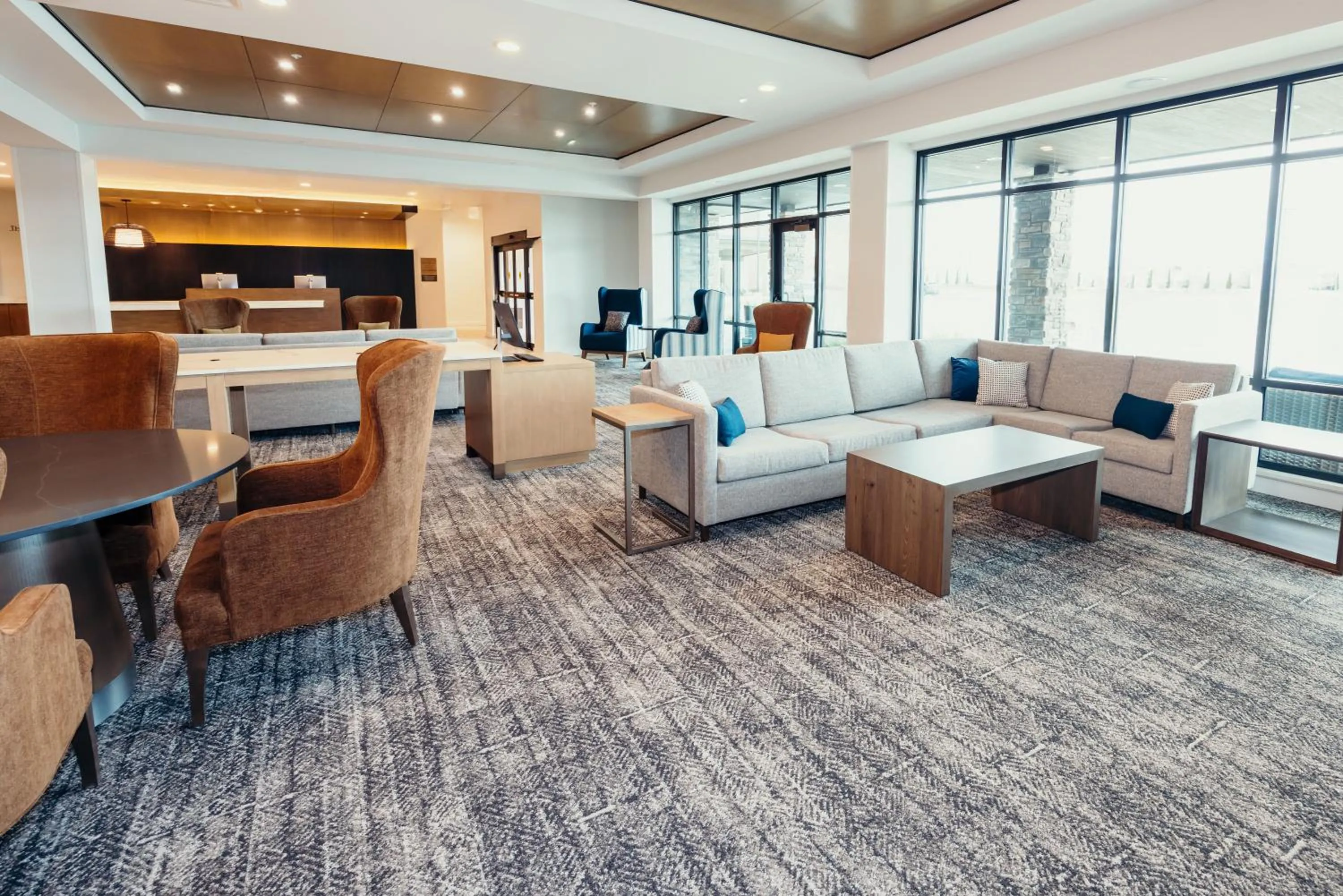 Lobby or reception in STAYBRIDGE SUITES Des Moines North - Ankeny by IHG