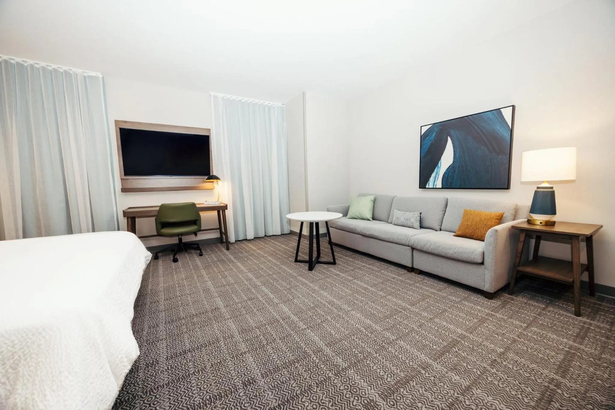 Photo of the whole room, Bed in STAYBRIDGE SUITES Des Moines North - Ankeny by IHG