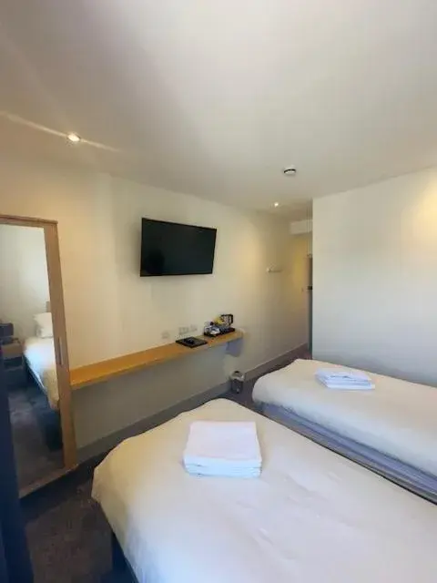 Twin Room with Bathroom in The White Lion Hotel Twin Room with Bathroom in The White Lion Hotel