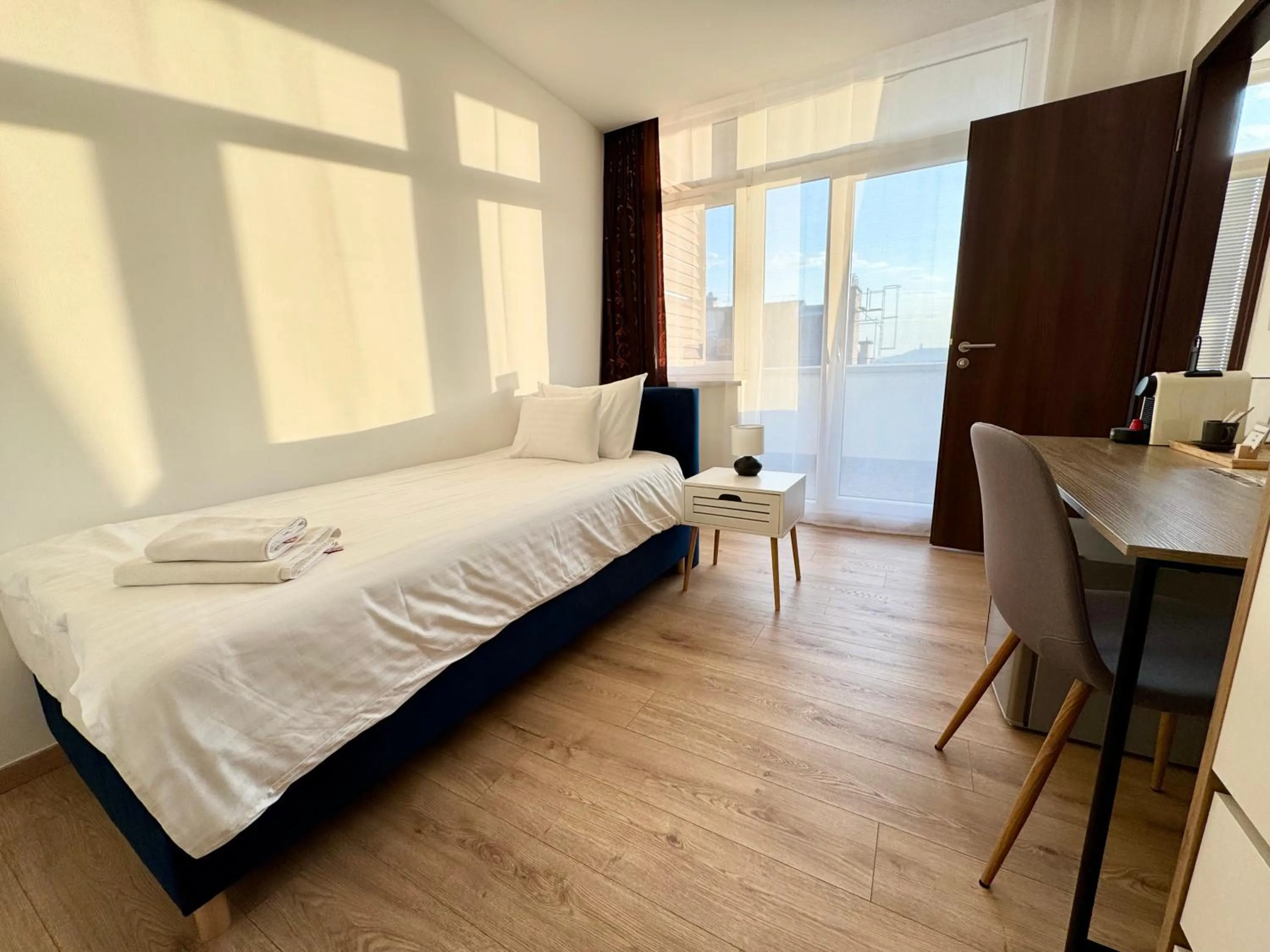 Single Room with single bed in Rooftop City Residence