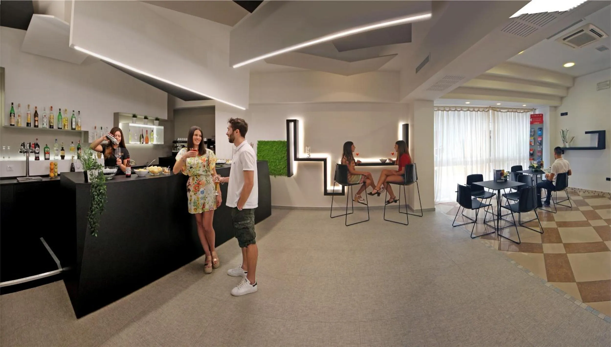 People in Hotel Continental & Residence