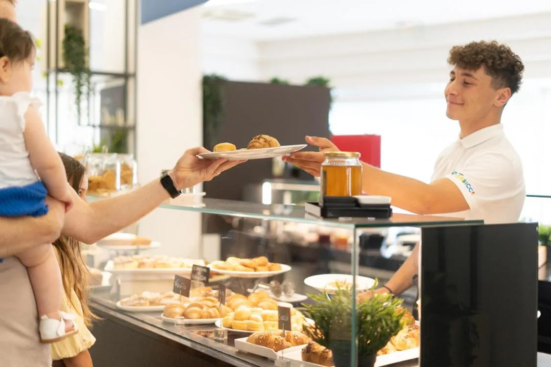 Restaurant/places to eat in Hotel Continental & Residence