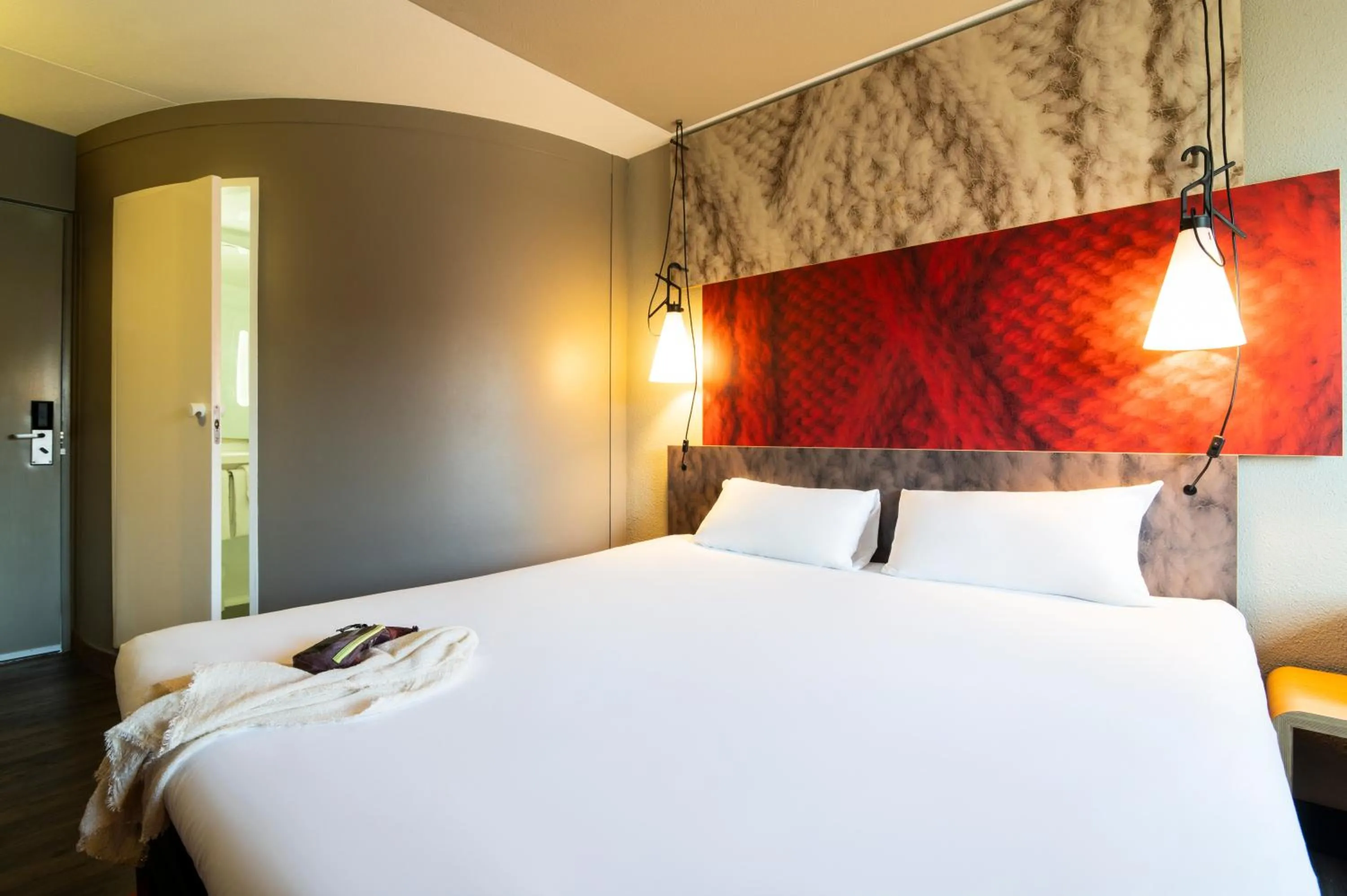 Bed in ibis Amsterdam Centre Stopera