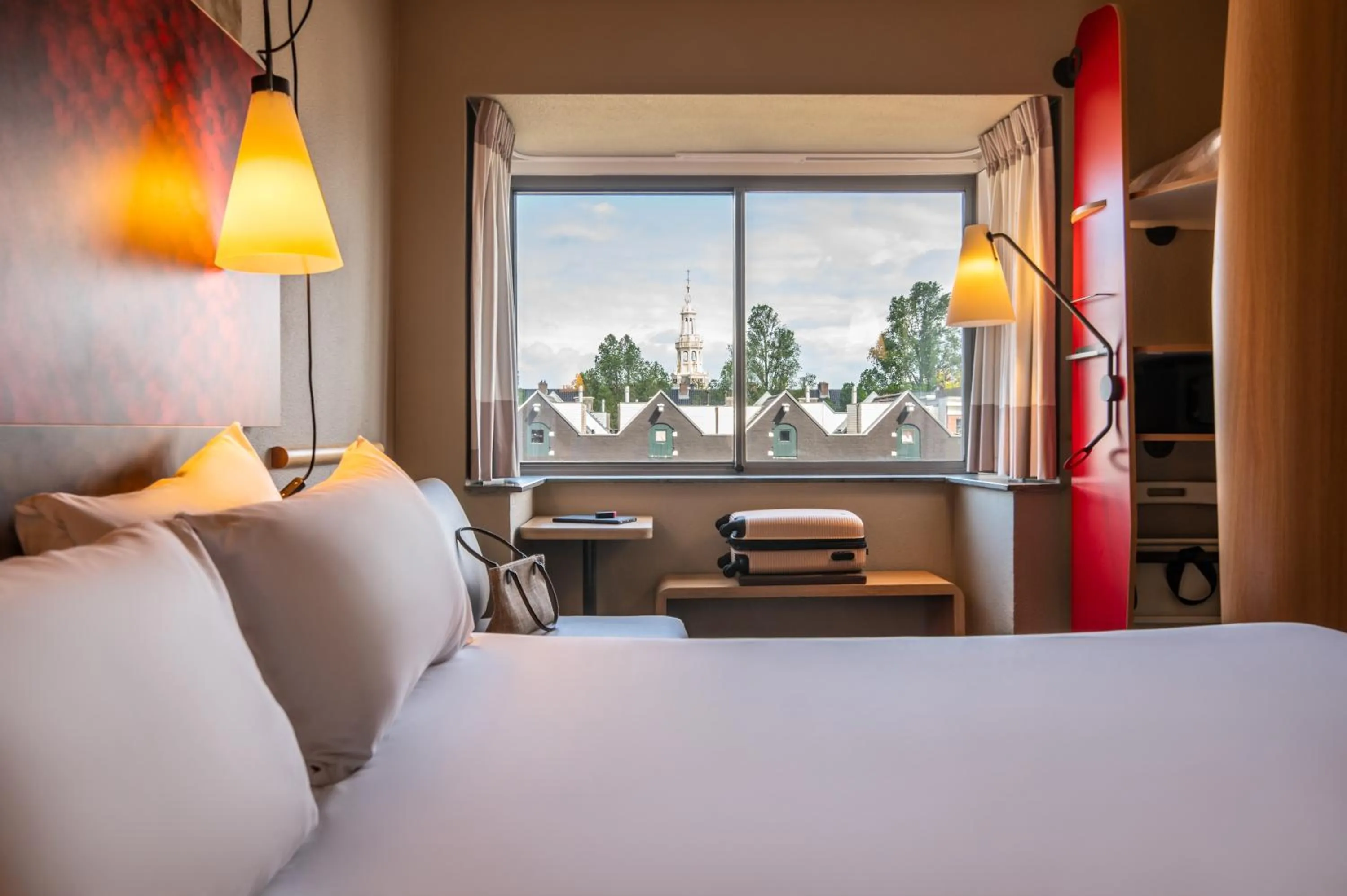 View (from property/room), Bed in ibis Amsterdam Centre Stopera