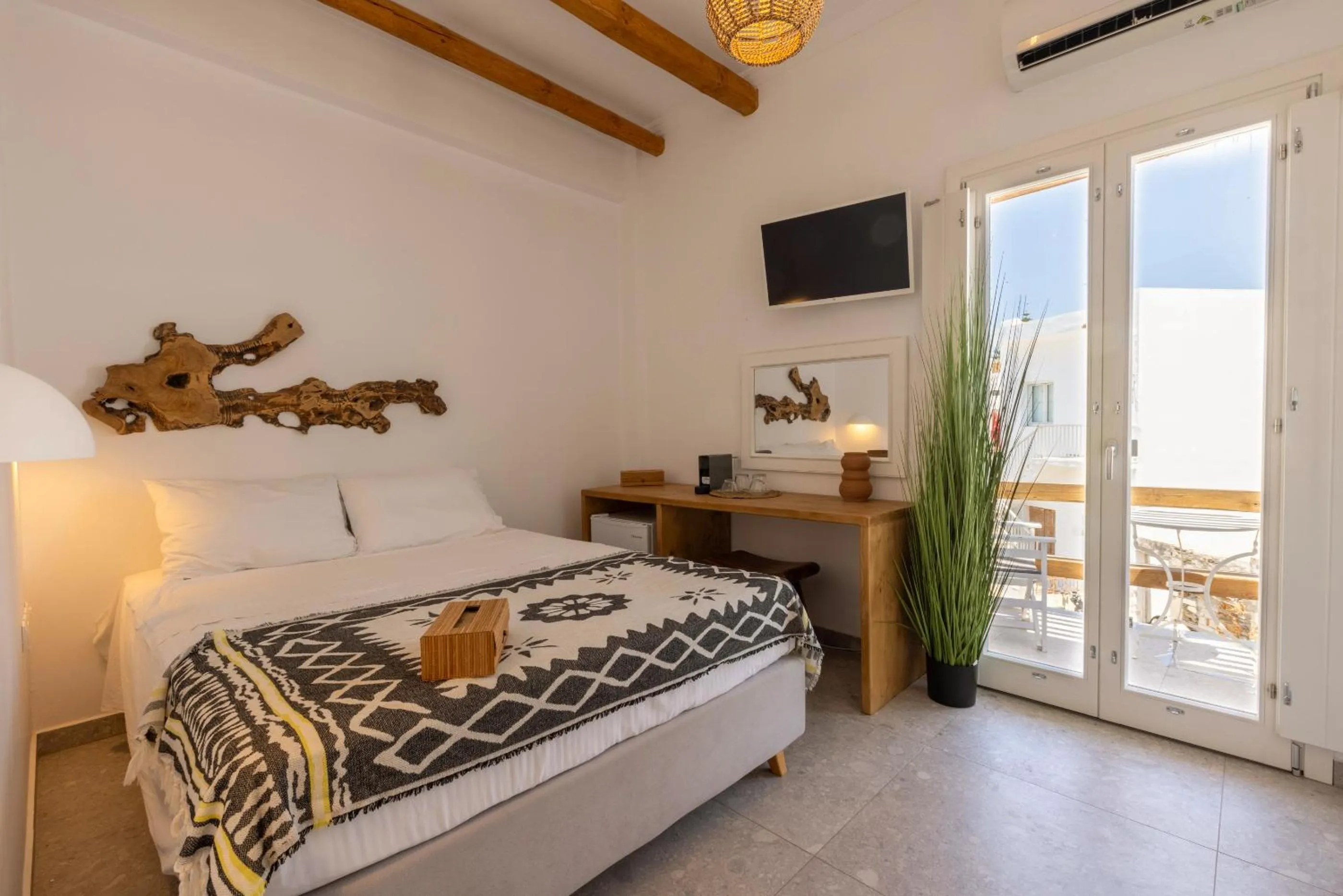 Balcony/Terrace, Bed in Parosquare Central Suites