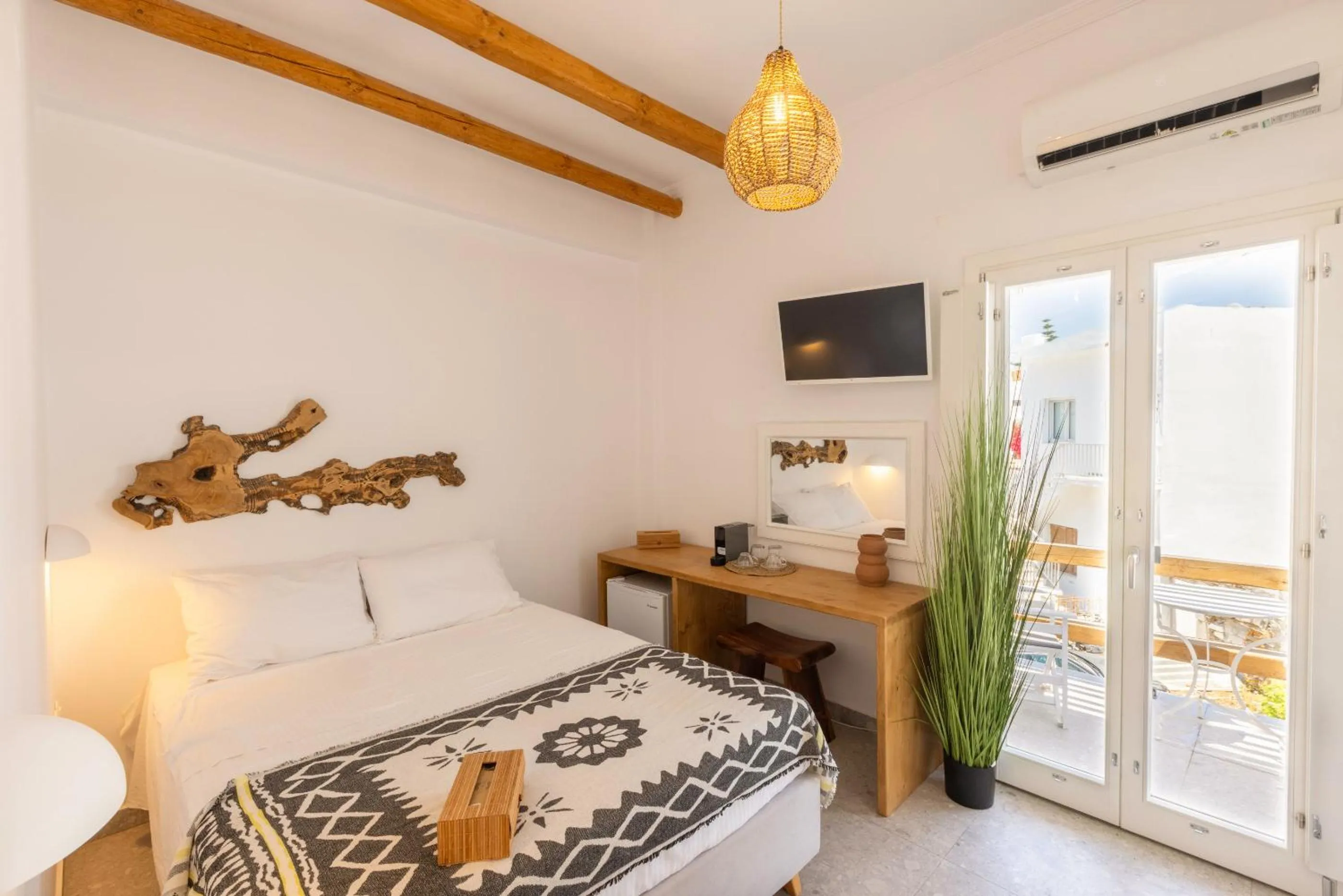 Photo of the whole room, Bed in Parosquare Central Suites