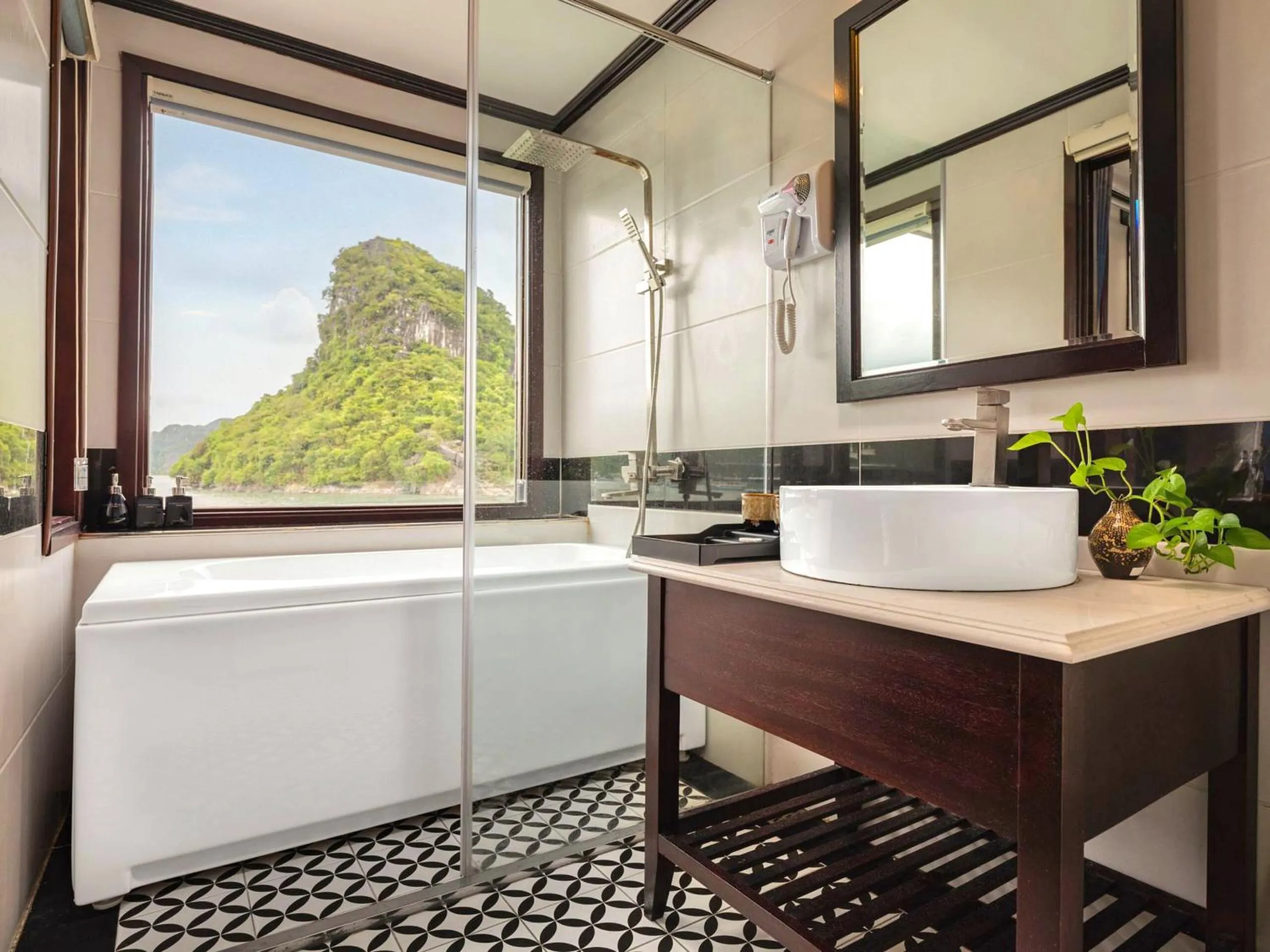 Toilet in Le Journey Elegance Cruise