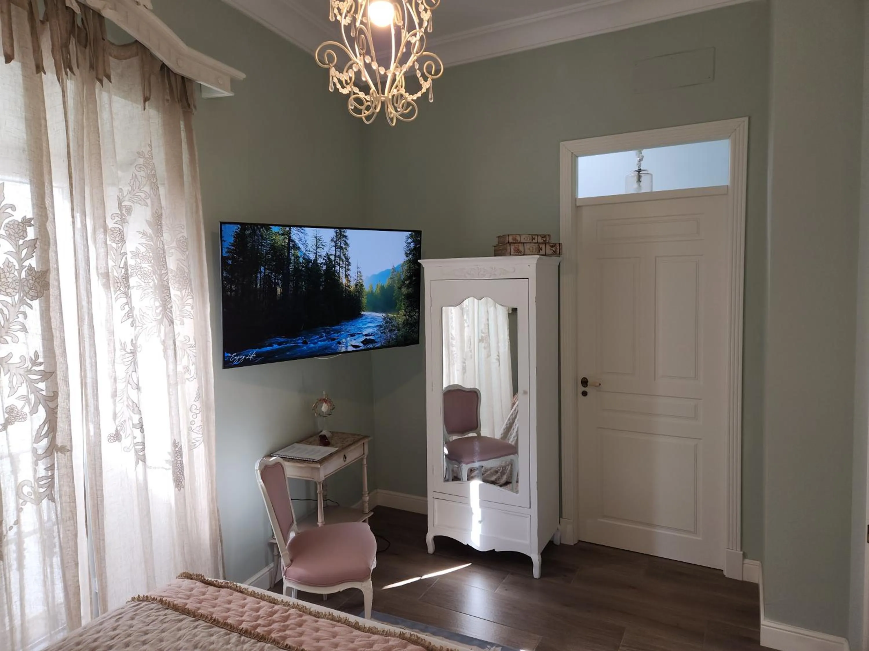 TV and multimedia in Hotel Boutique iulia 5 Estrellas