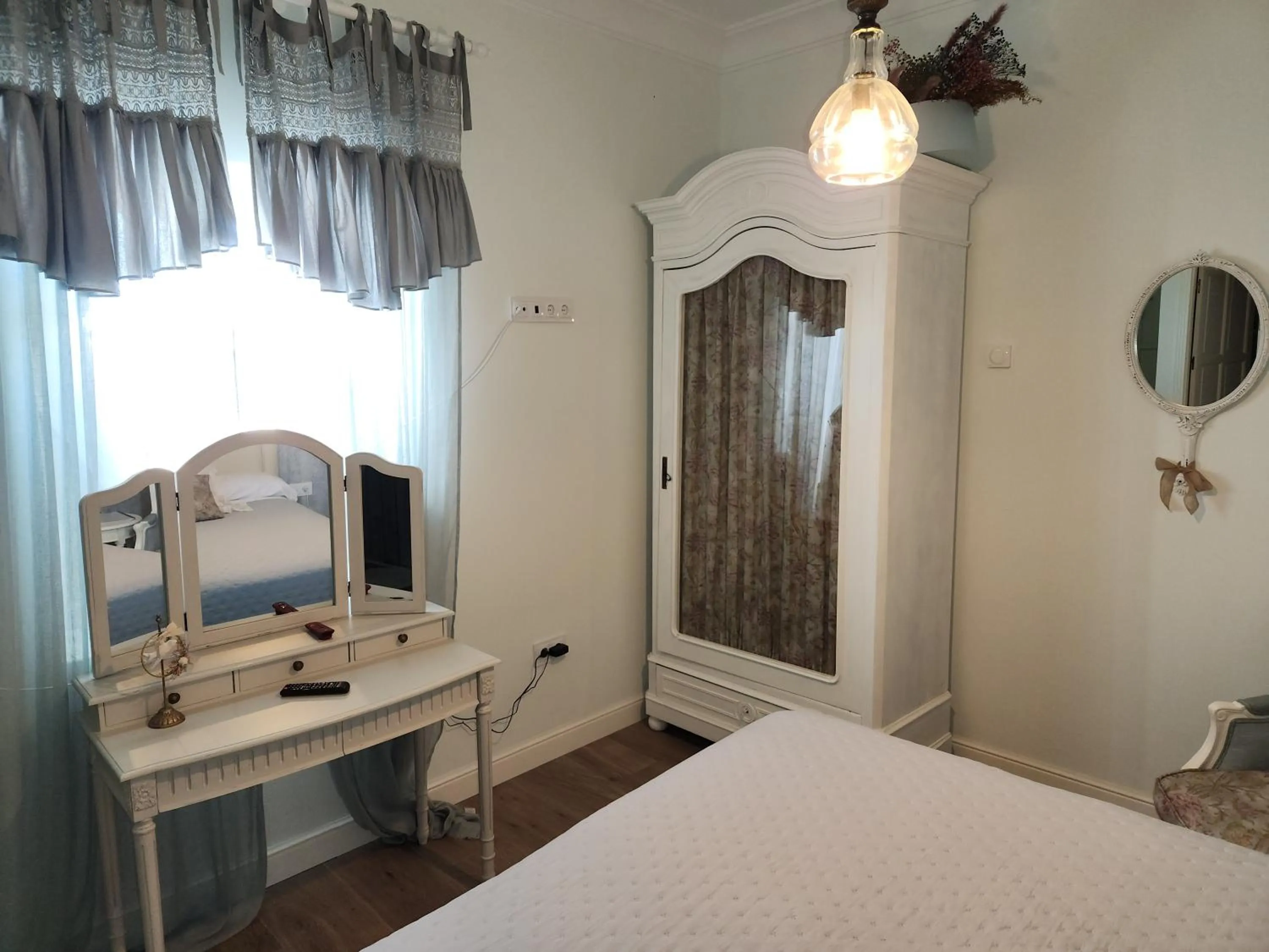 wardrobe, Bed in Hotel Boutique iulia 5 Estrellas