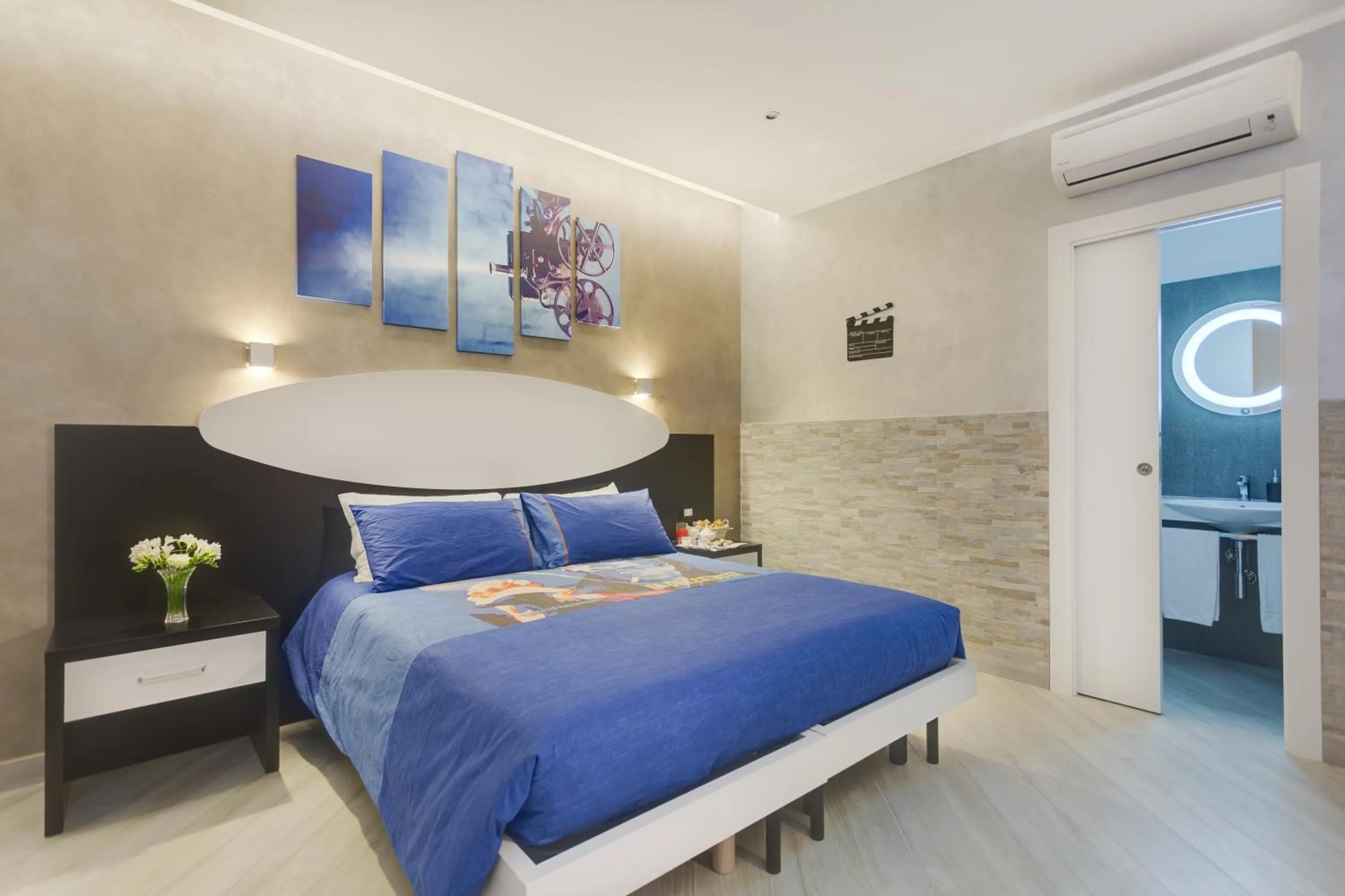 Photo of the whole room, Bed in Excellence Suite