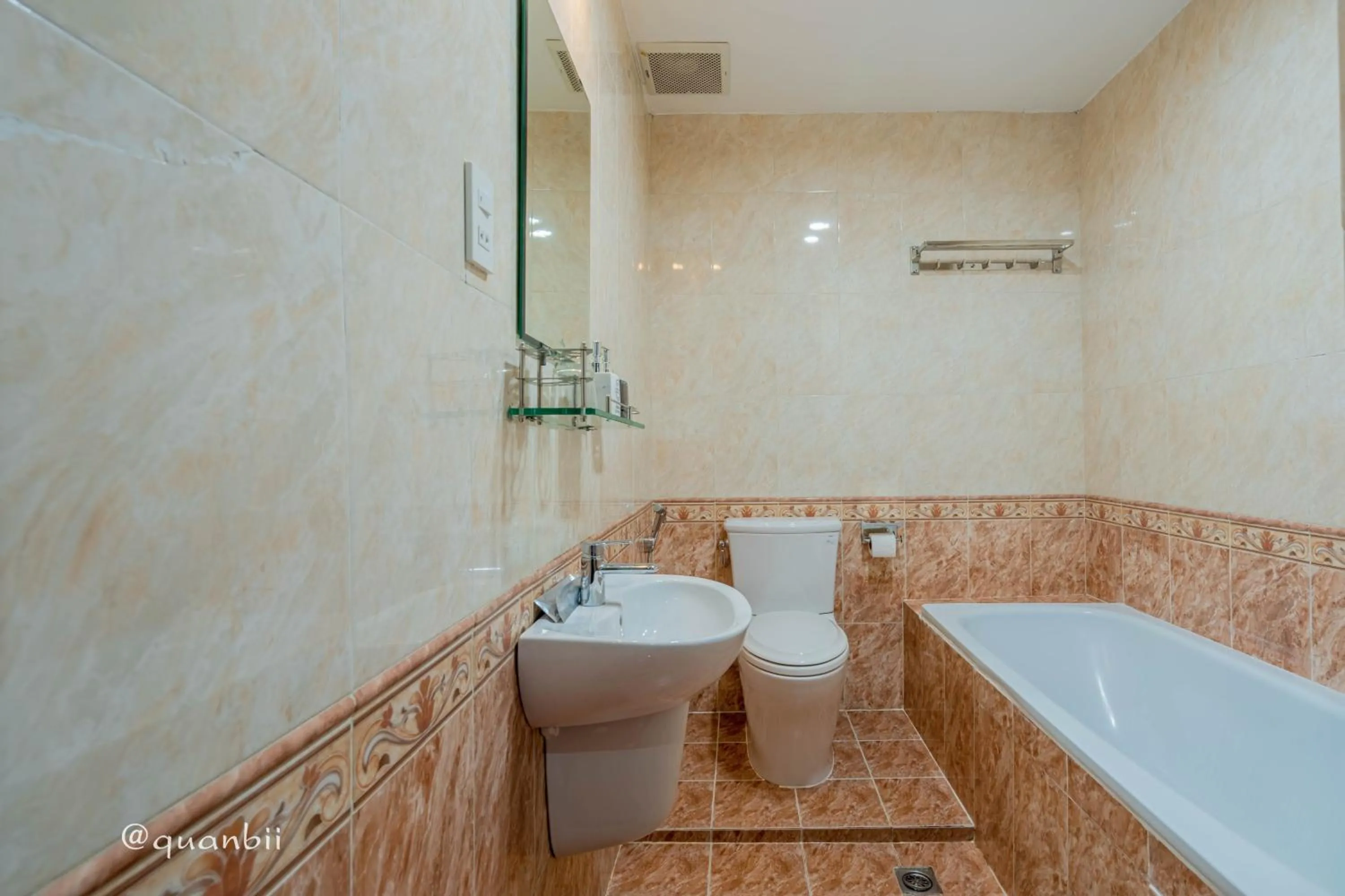 Toilet in Kansas Hotel & Apartment - Notre Dame