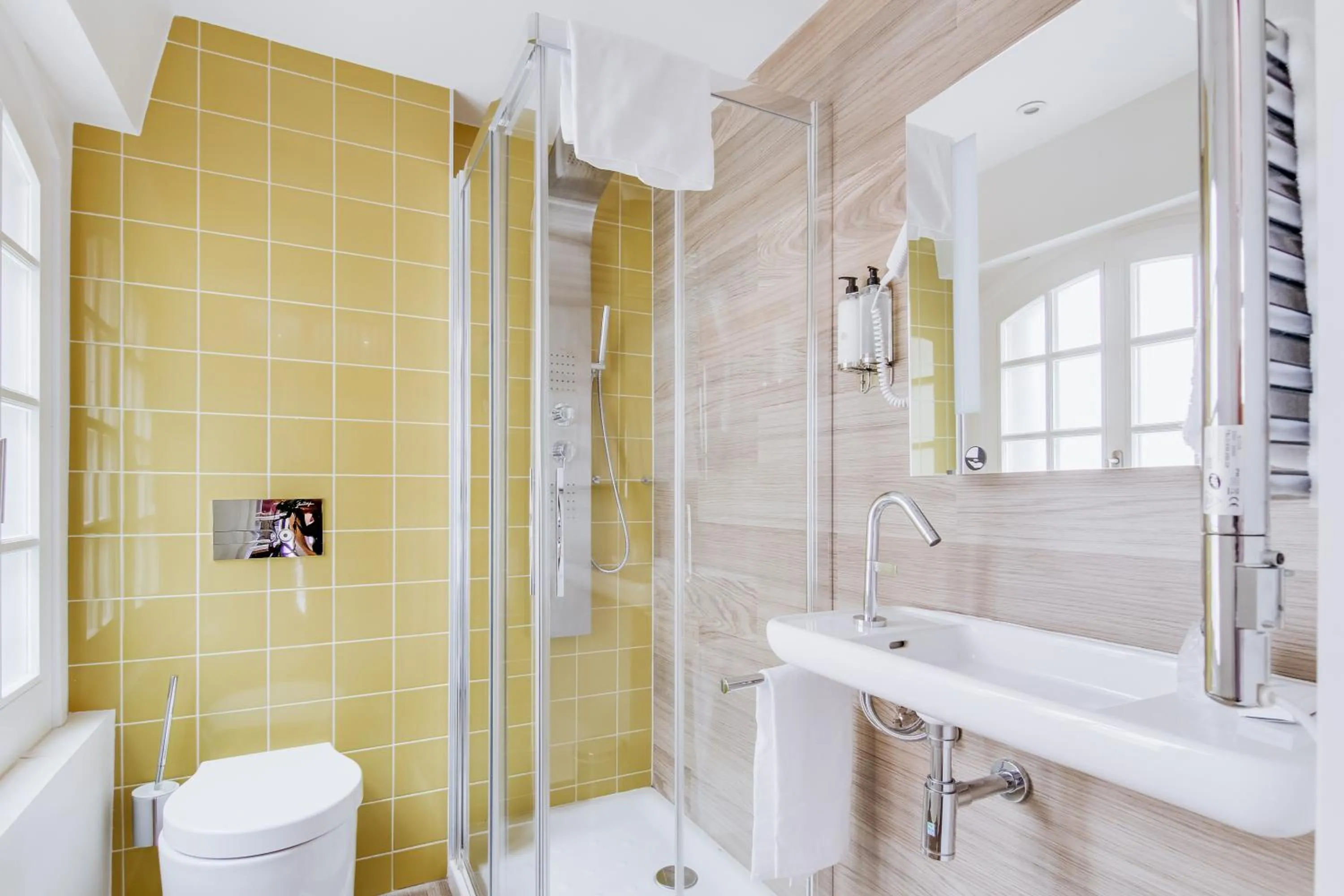Bathroom in Hôtel du Jeu de Paume