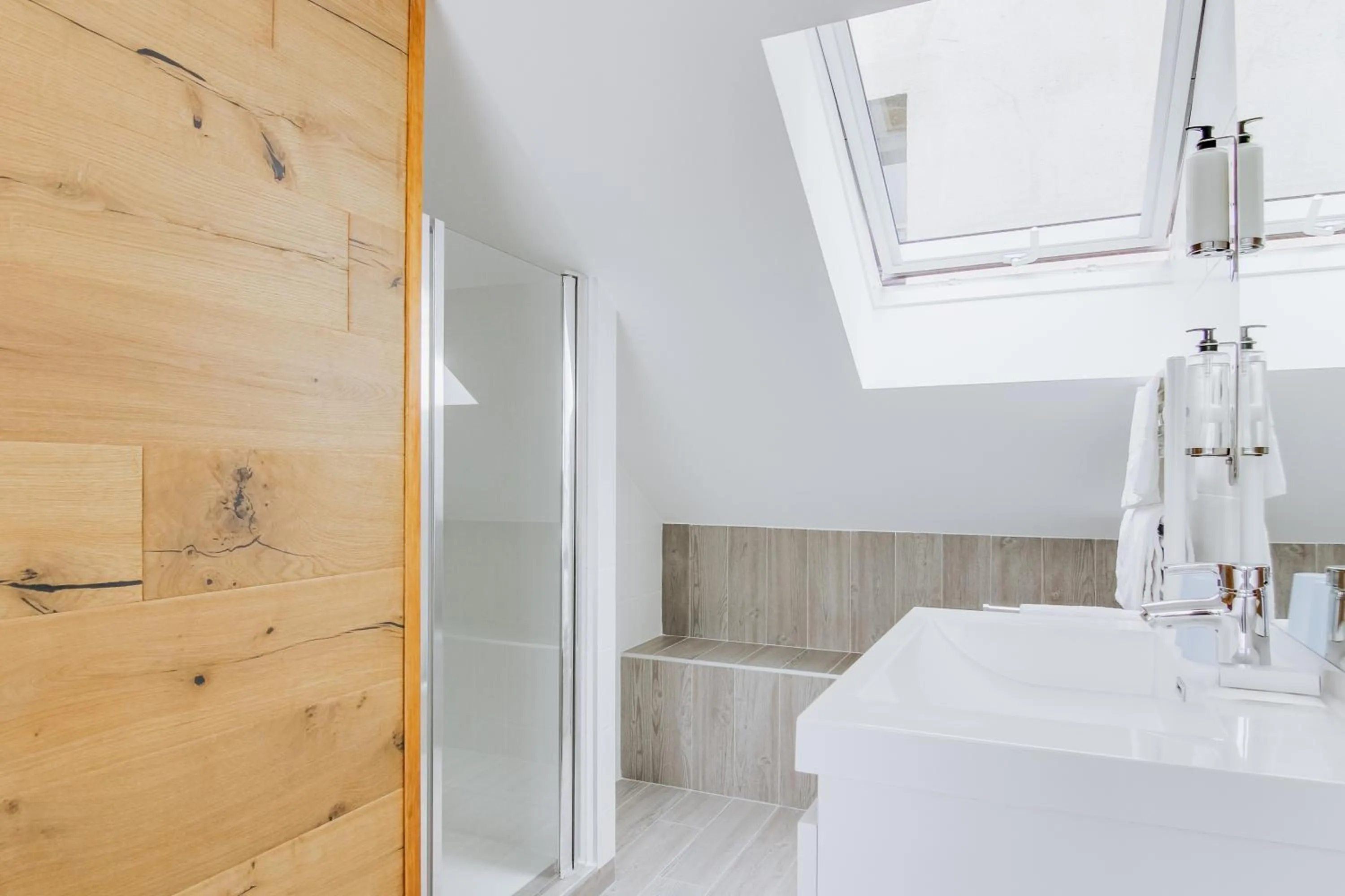 Bathroom, Bed in Hôtel du Jeu de Paume