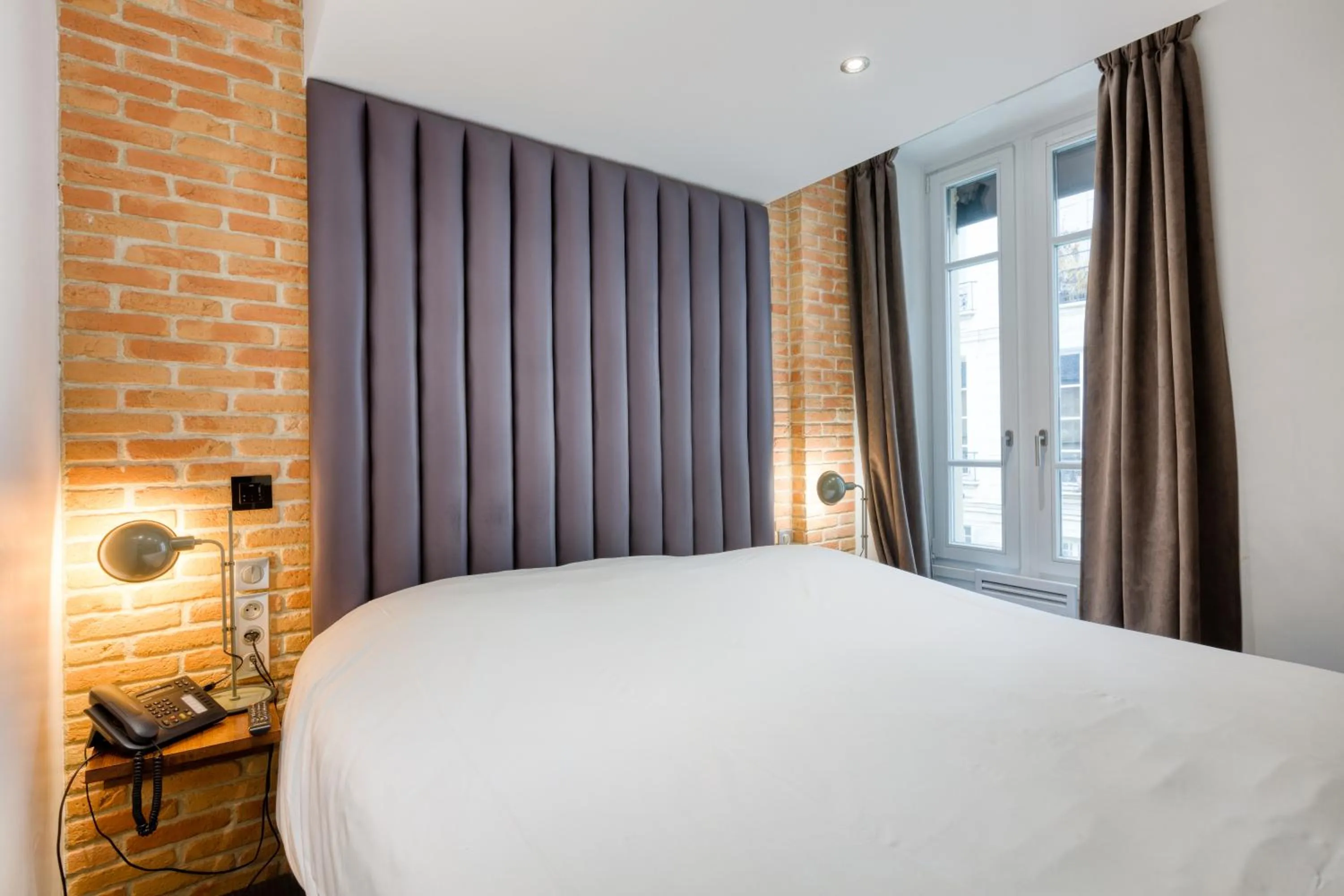 Bed in Hôtel du Jeu de Paume