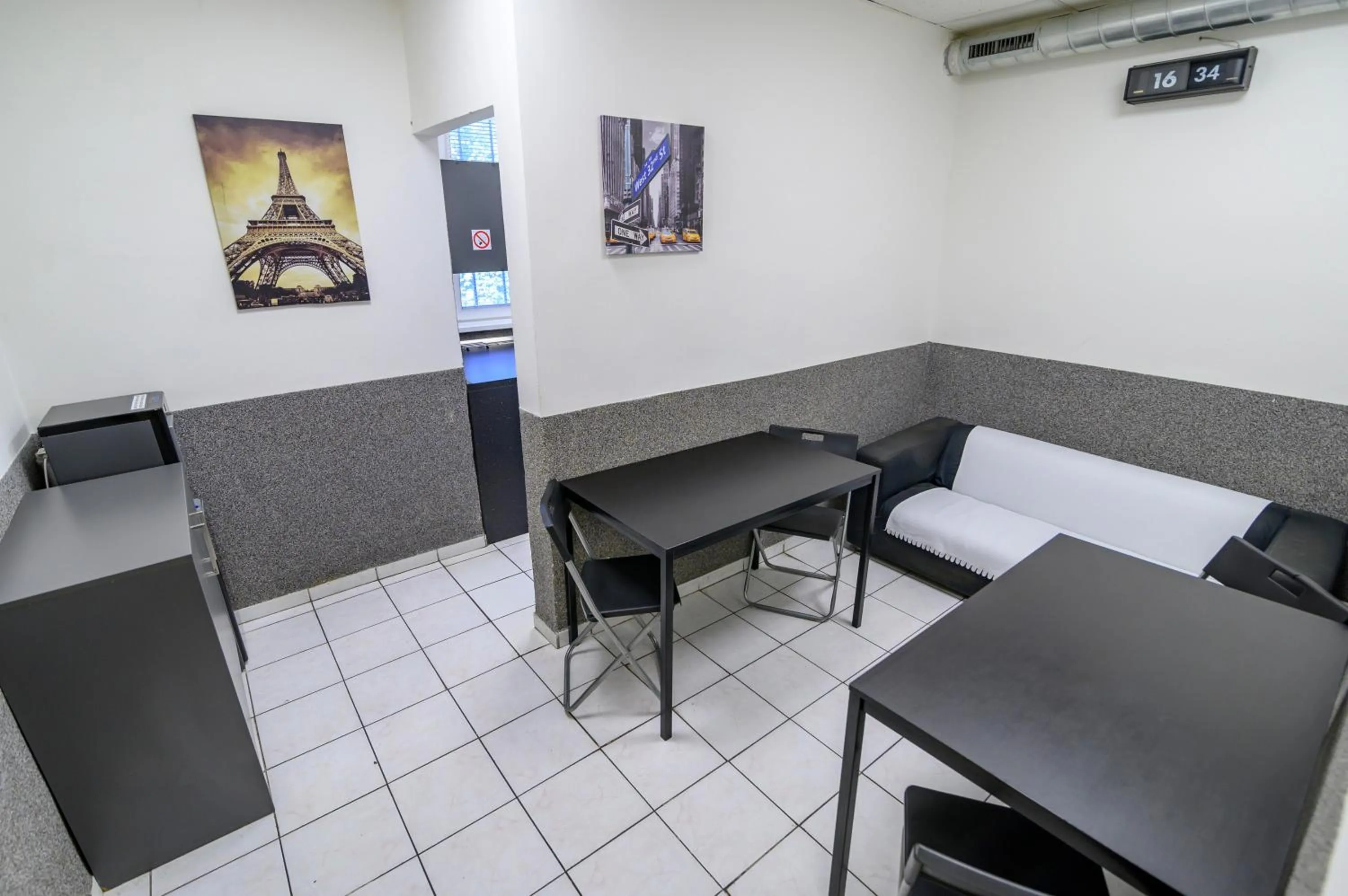 Communal kitchen in Hostel Seven