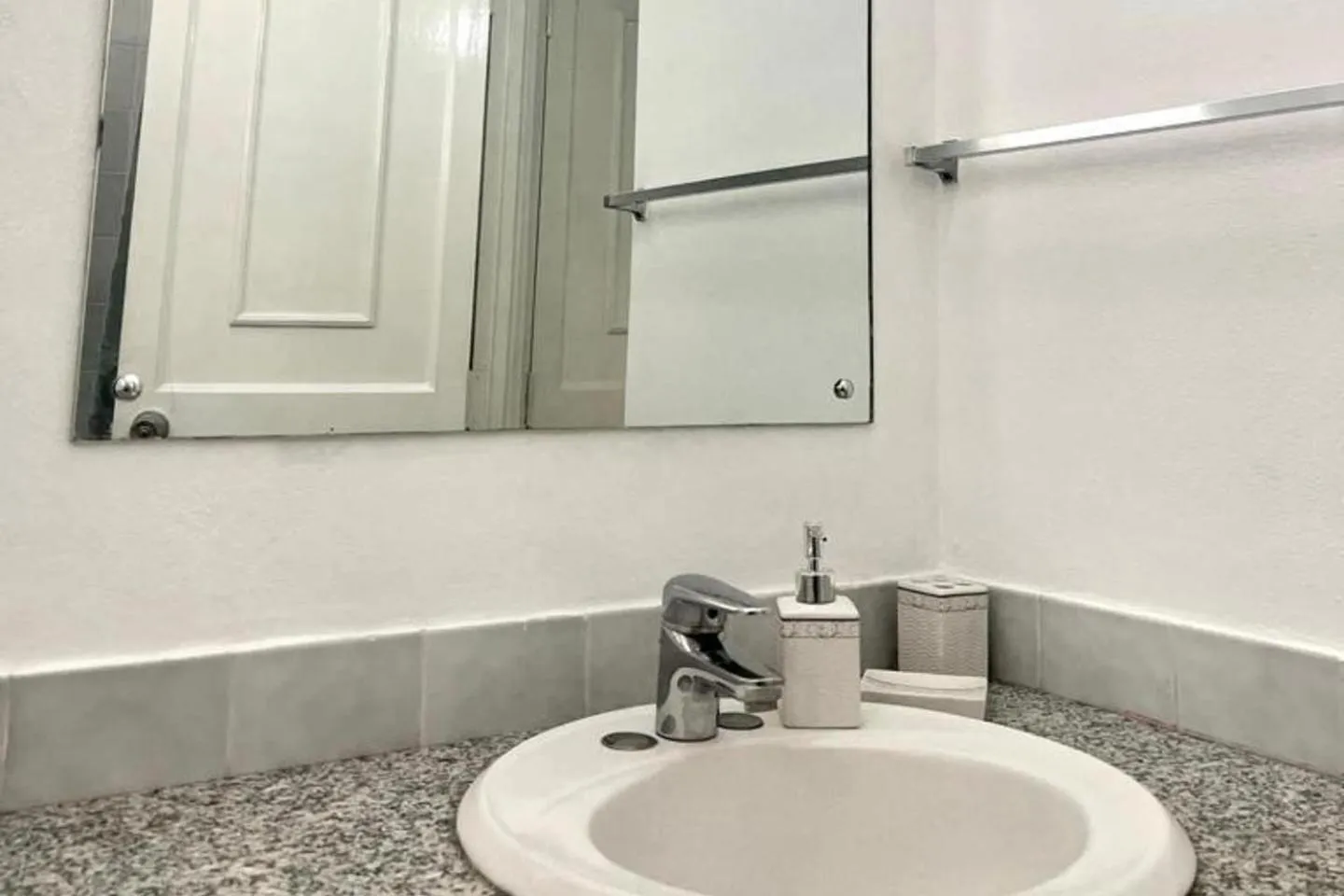 1 Bed Apartment Sleeps 4 with Free Parking