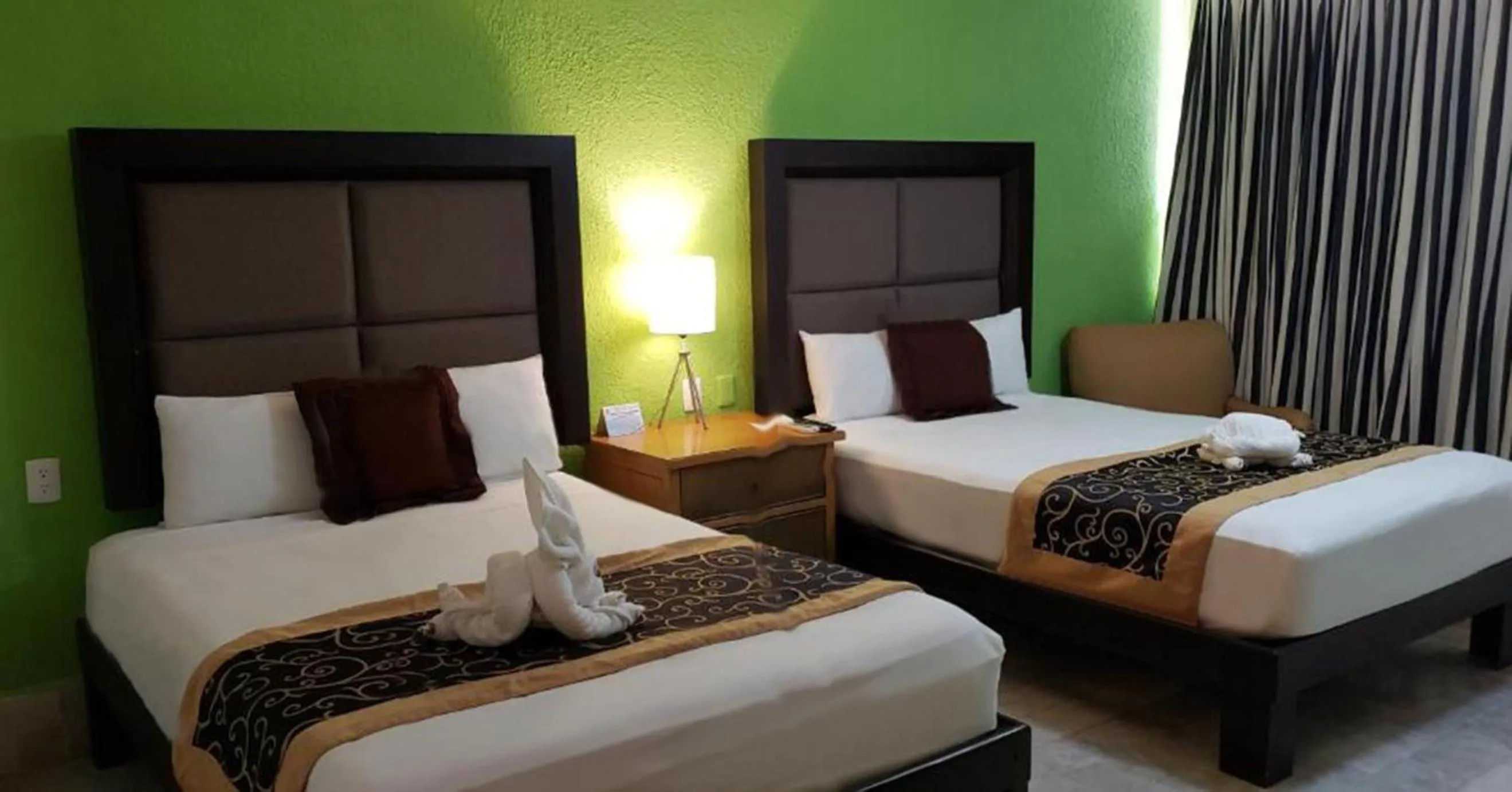 Photo of the whole room, Bed in Sunlight Hotel