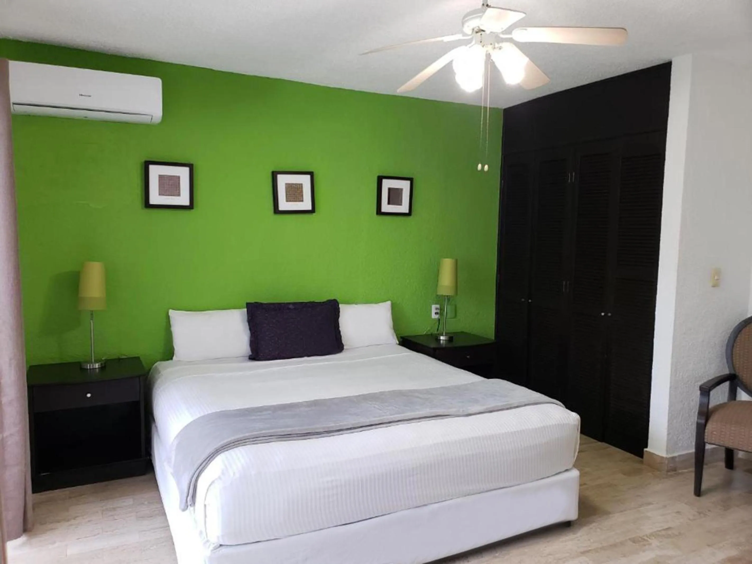 Photo of the whole room, Bed in Sunlight Hotel