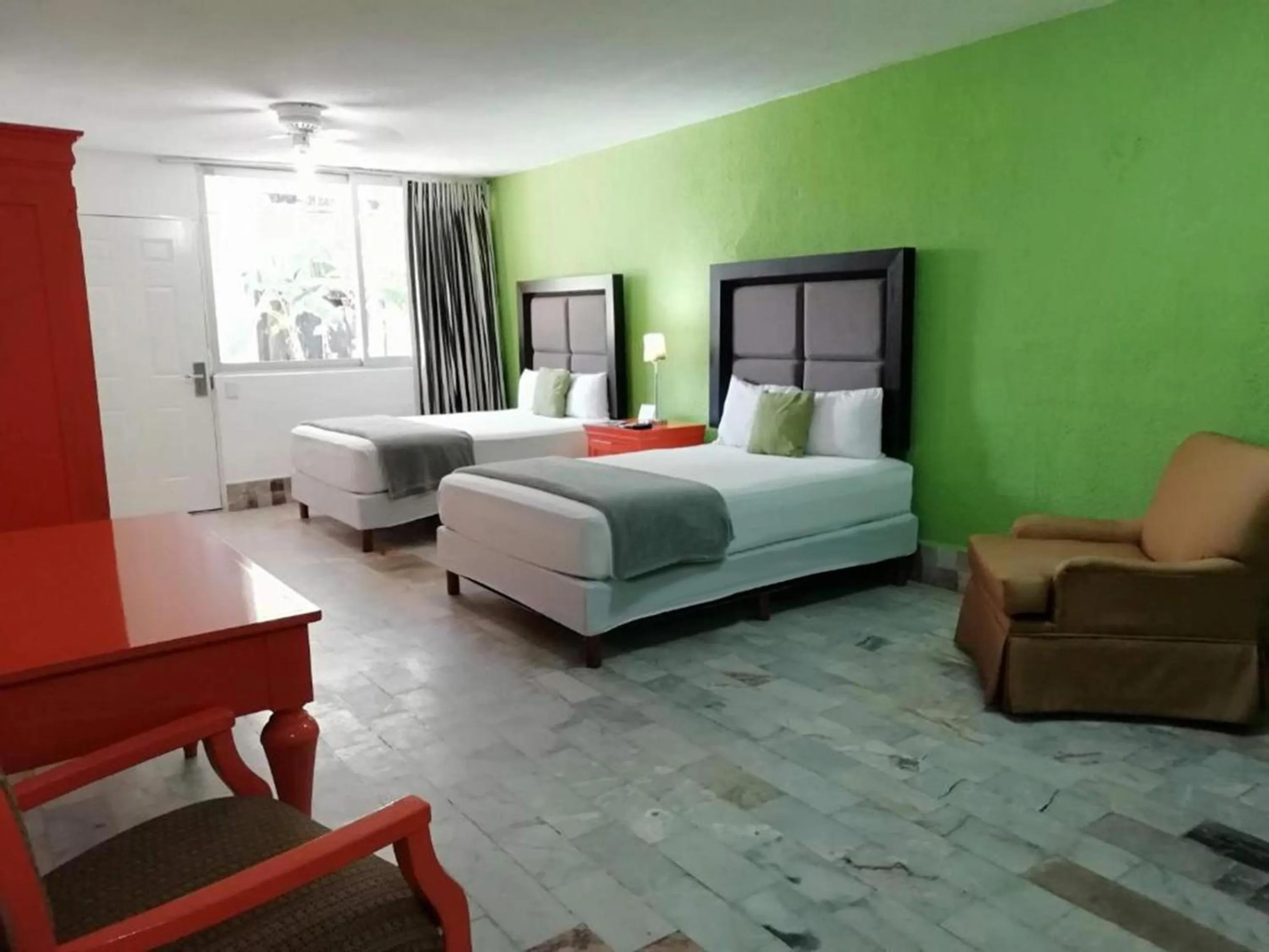 Photo of the whole room, Bed in Sunlight Hotel