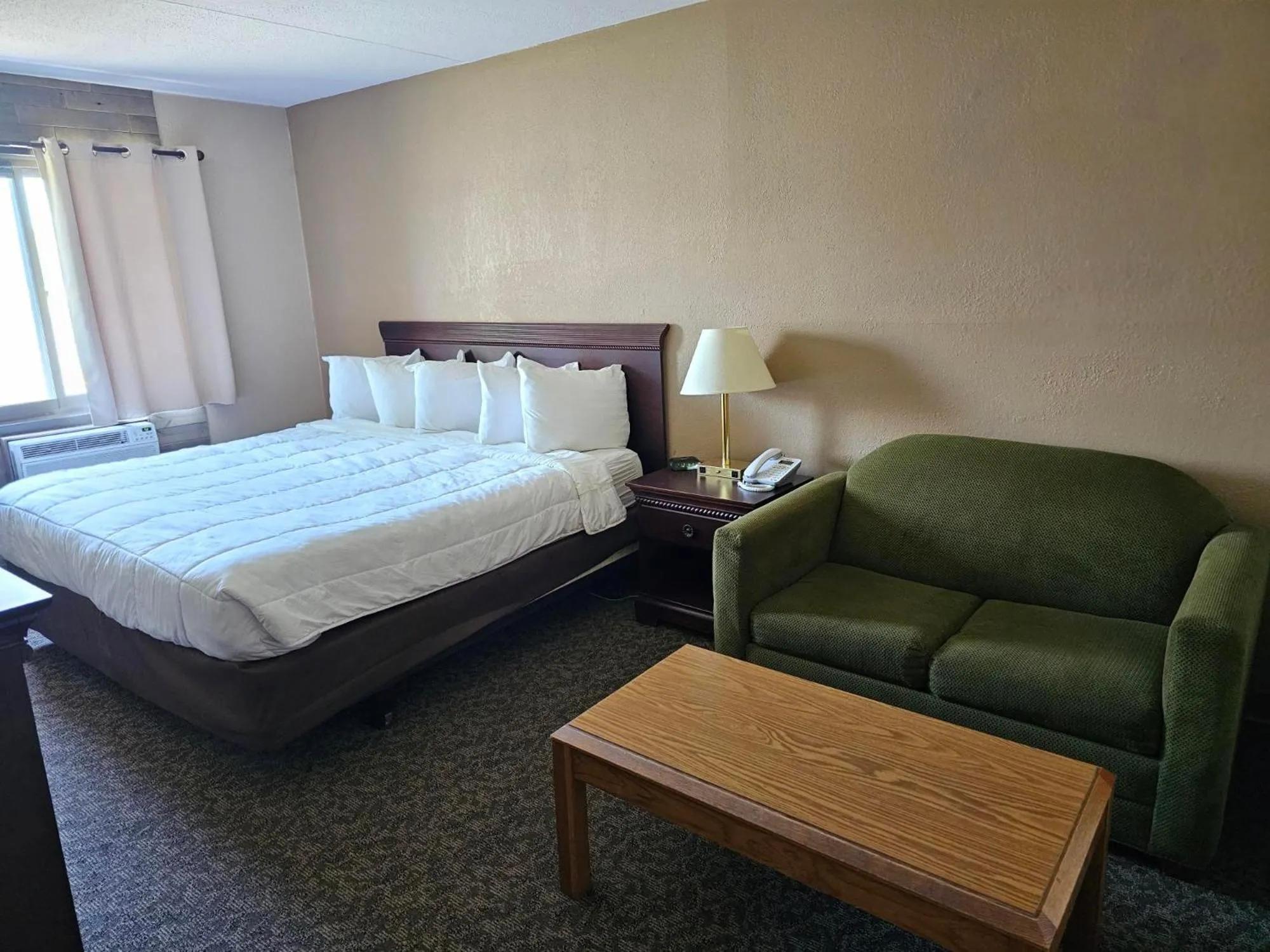 Bed in Crookston Inn & Convention Center