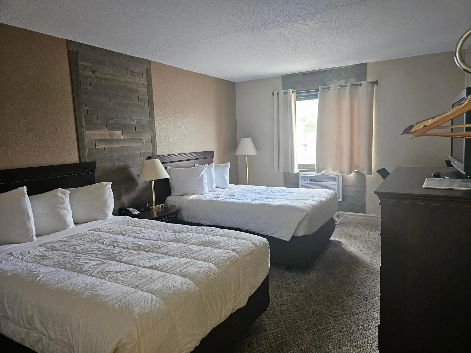 Bed in Crookston Inn & Convention Center