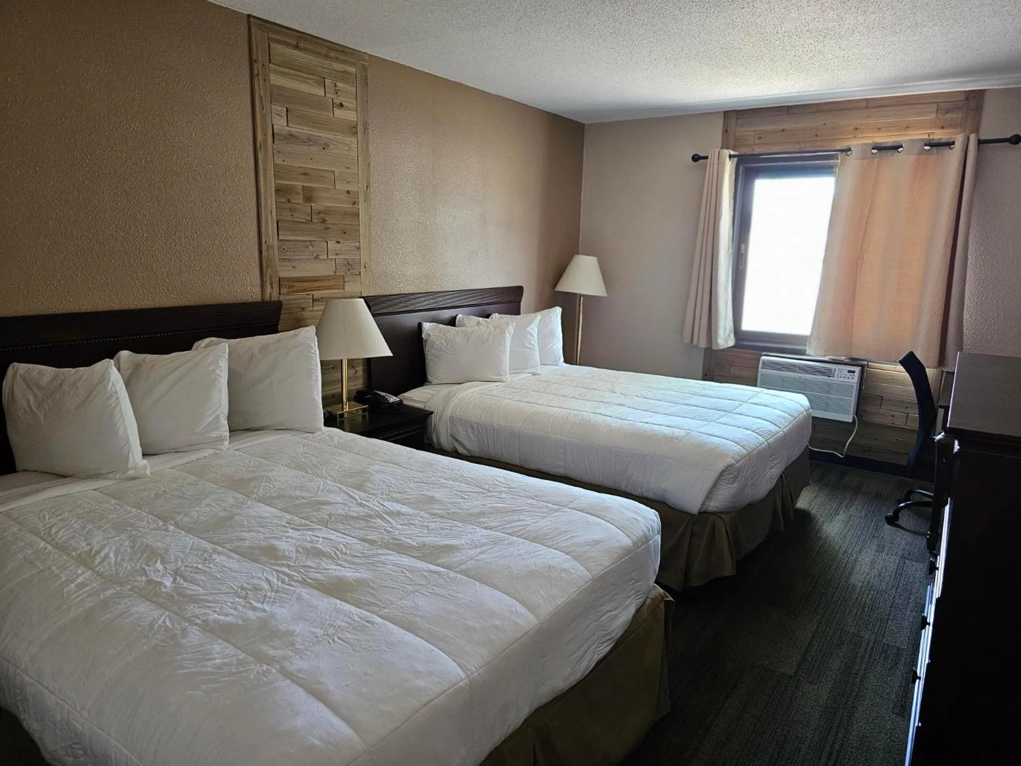 Bed in Crookston Inn & Convention Center
