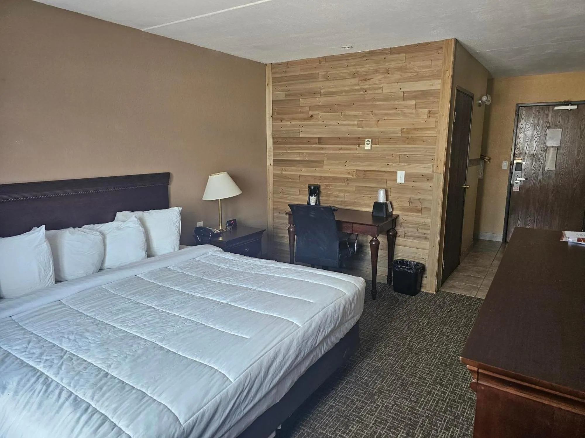 Bed in Crookston Inn & Convention Center