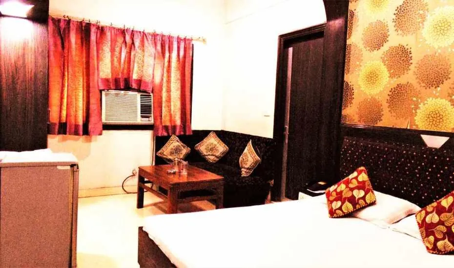 Communal lounge/ TV room, Bed in Hotel Maharaja Continental - New Delhi