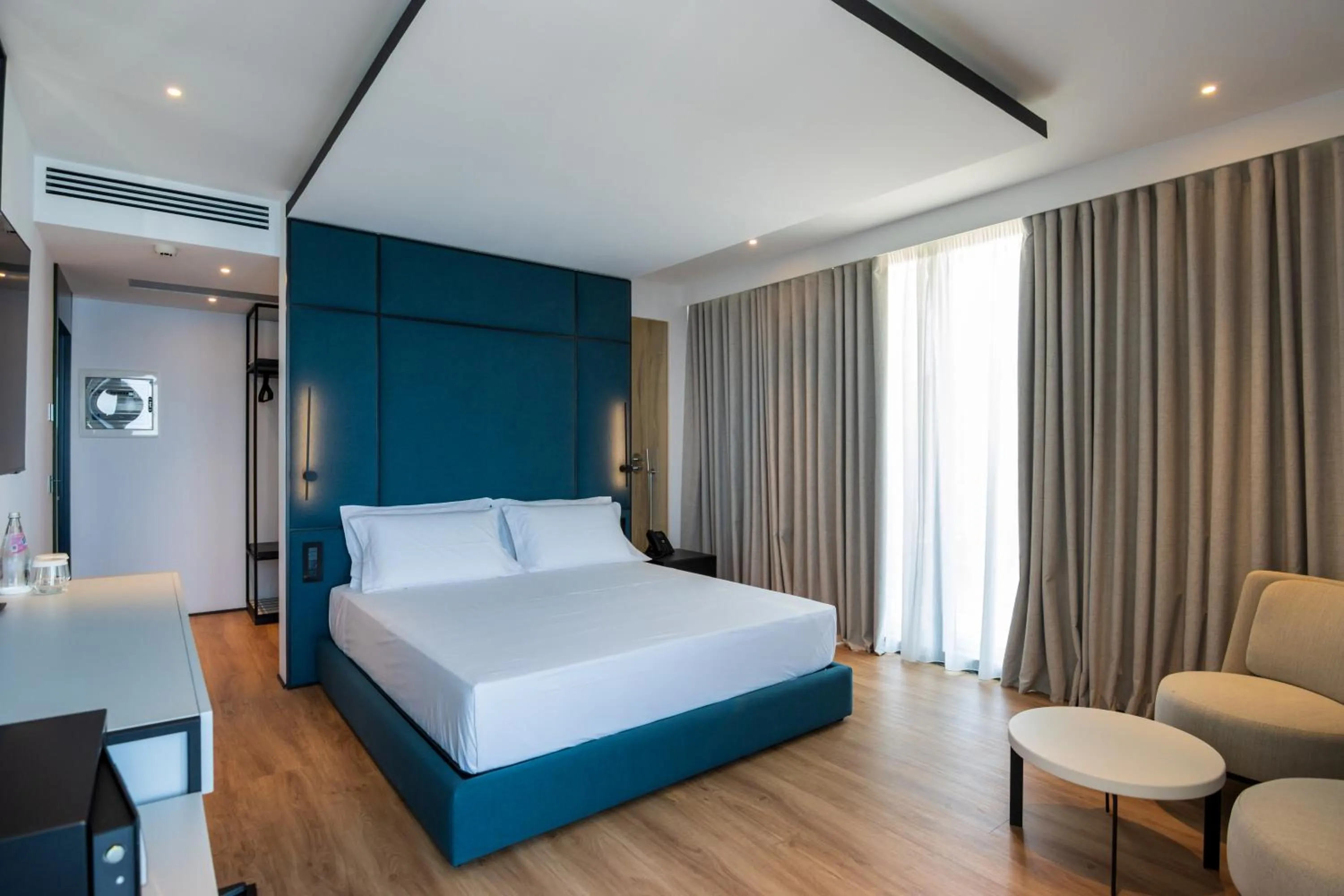 Bed in Mango Luxury Resorts