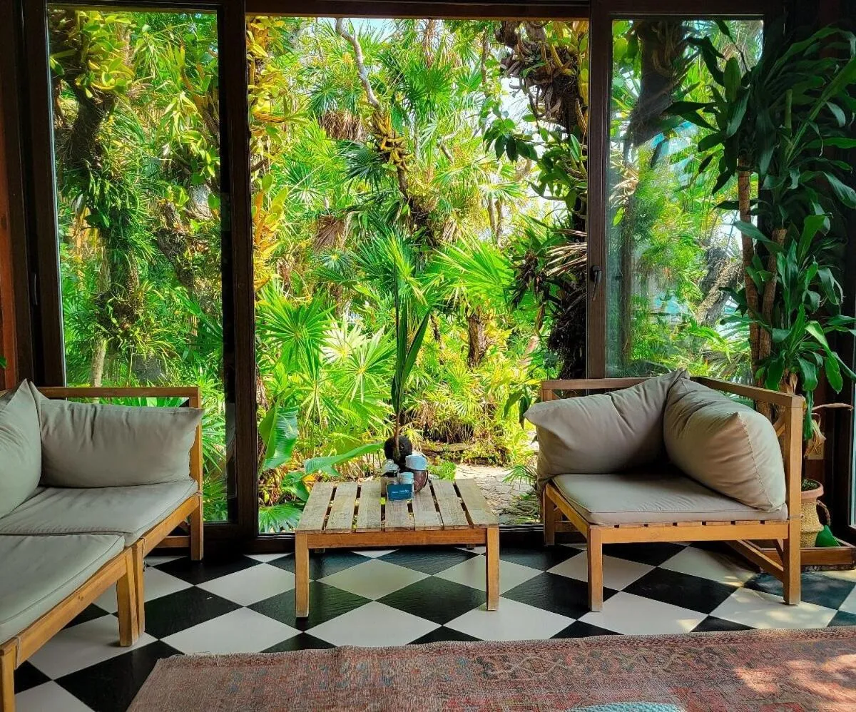 Restaurant/places to eat in Hotel Posada Las Orquídeas,West End