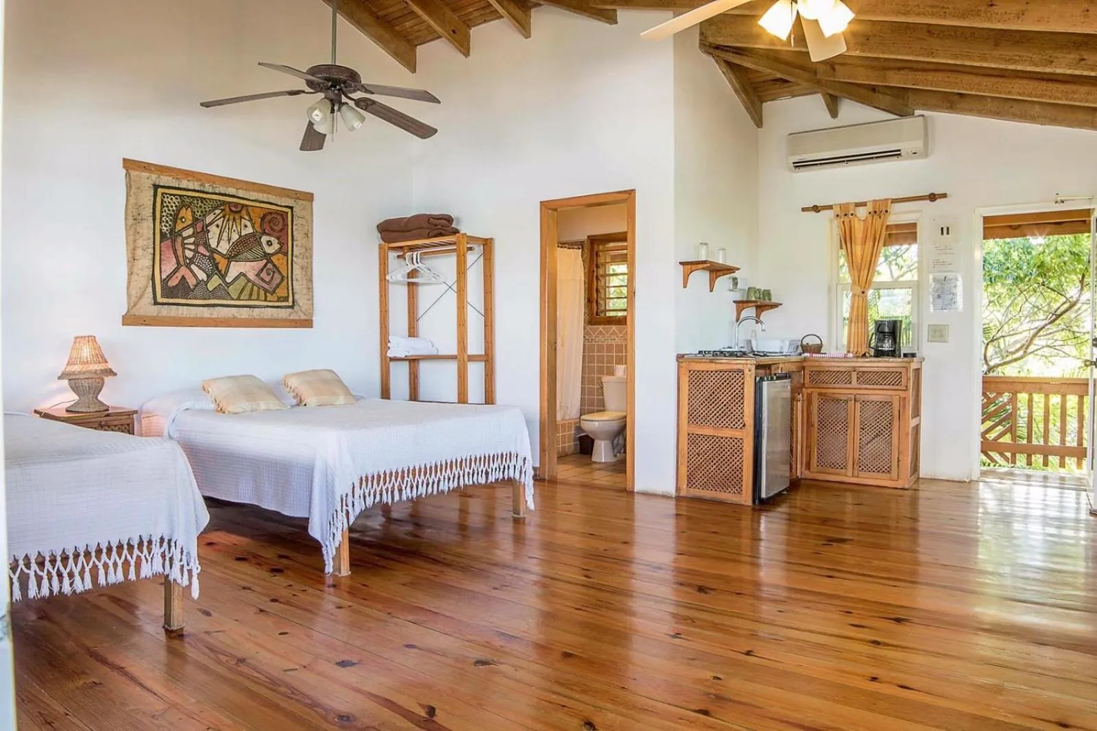 Kitchen or kitchenette, Bed in Hotel Posada Las Orquídeas,West End