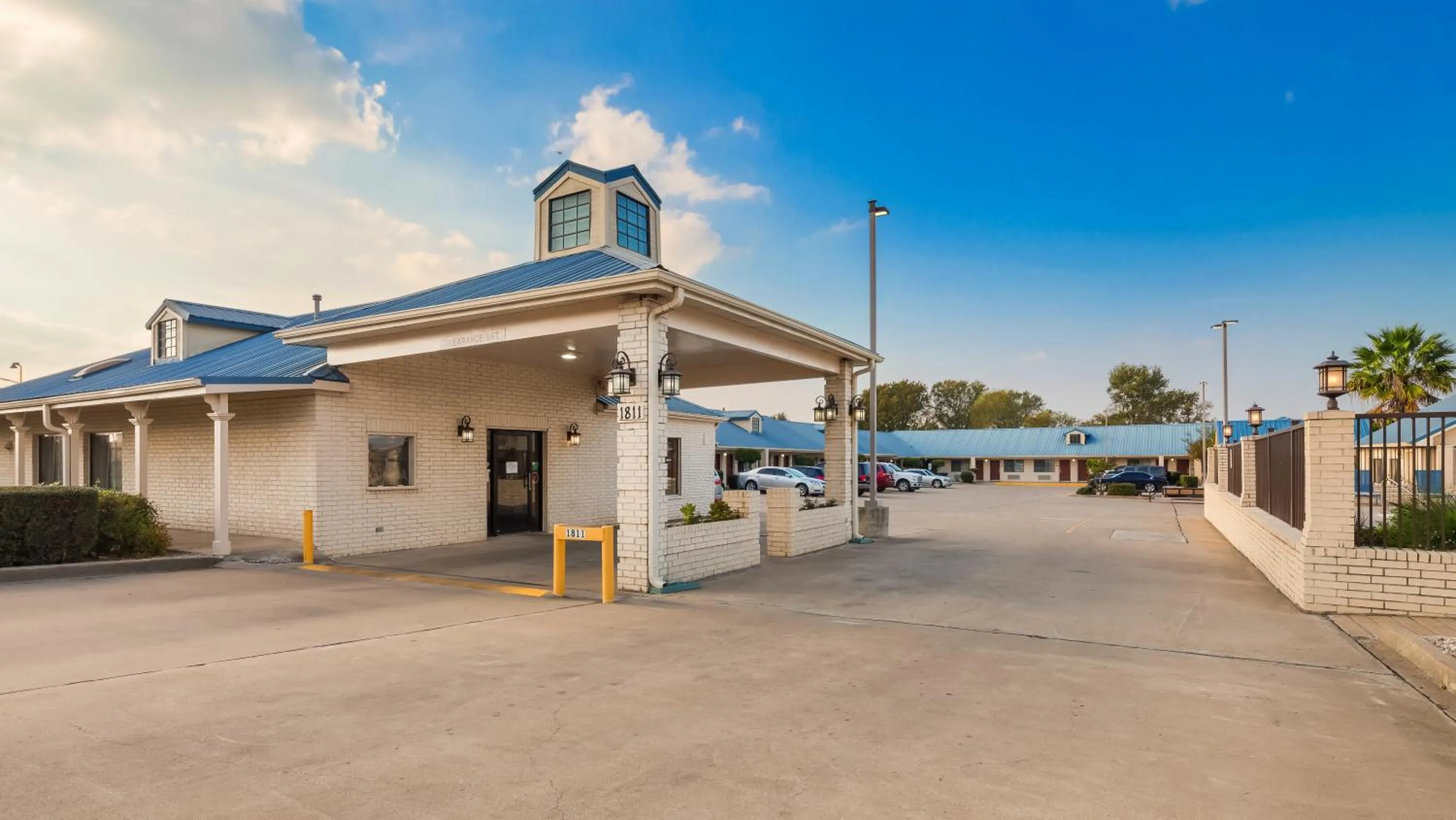 Property building in Best Western Regency Inn & Suites