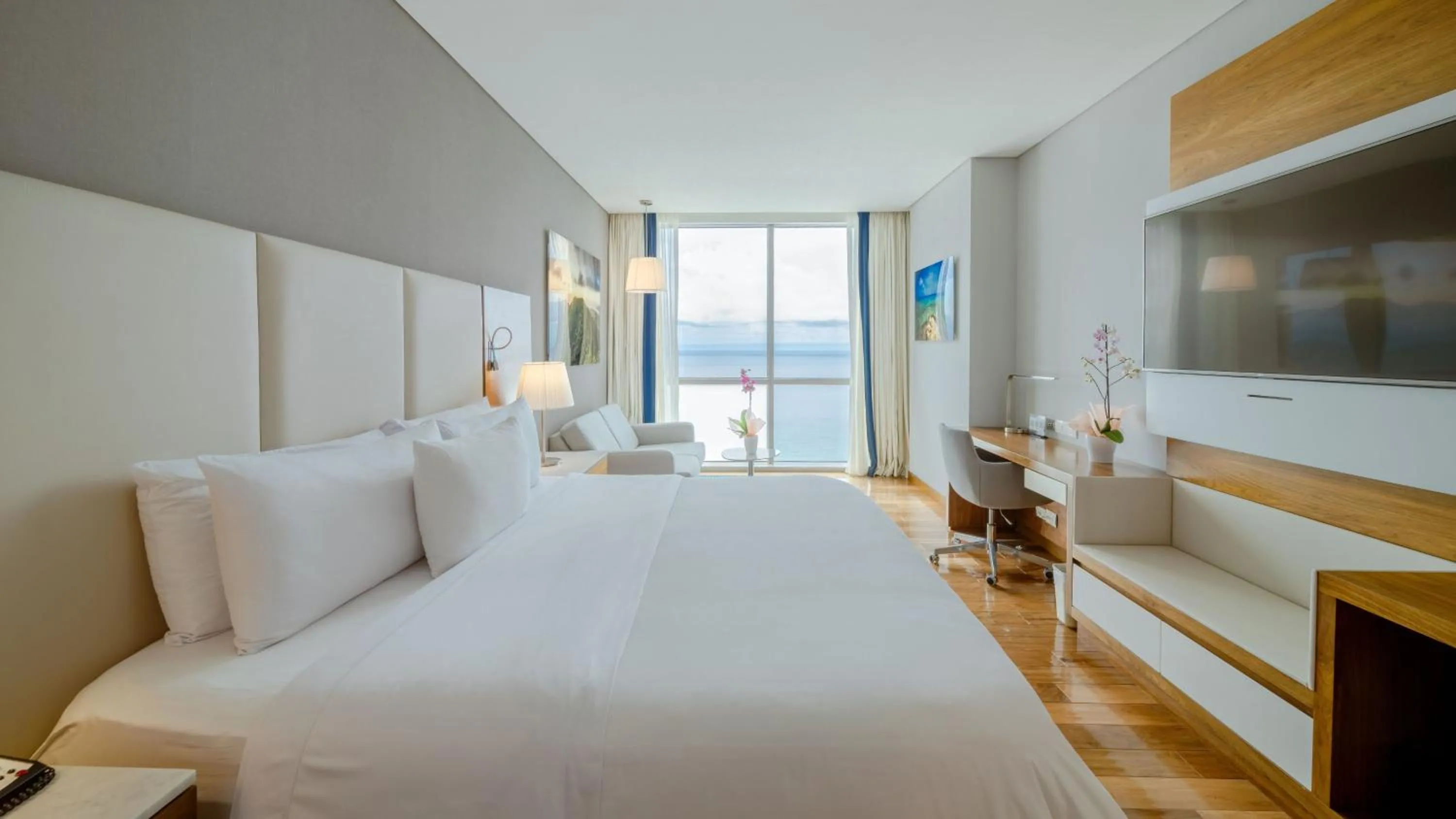 Photo of the whole room, Bed in Hotel InterContinental Cartagena by IHG