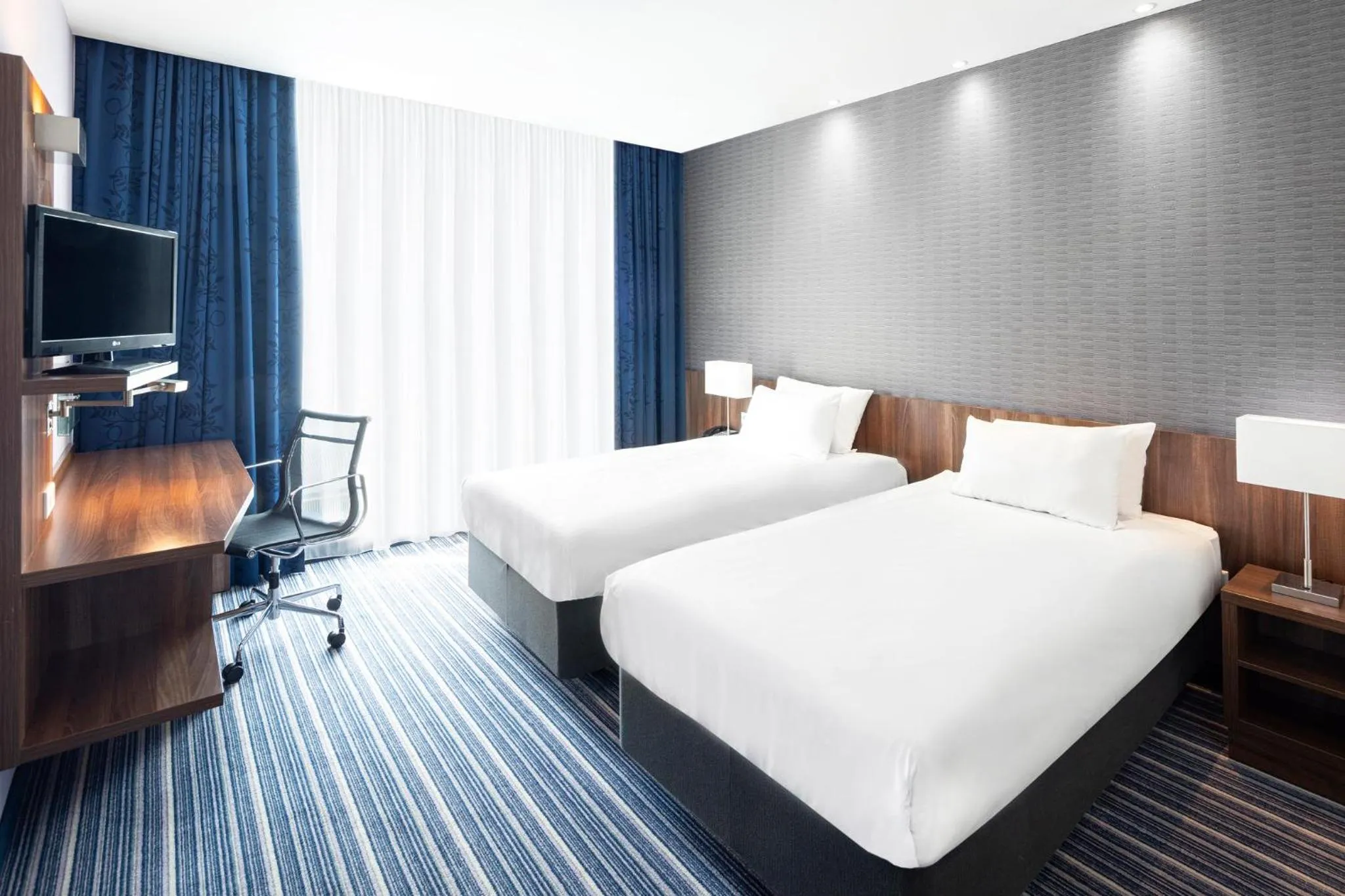 Photo of the whole room, Bed in Holiday Inn Express Amsterdam Arena Towers by IHG
