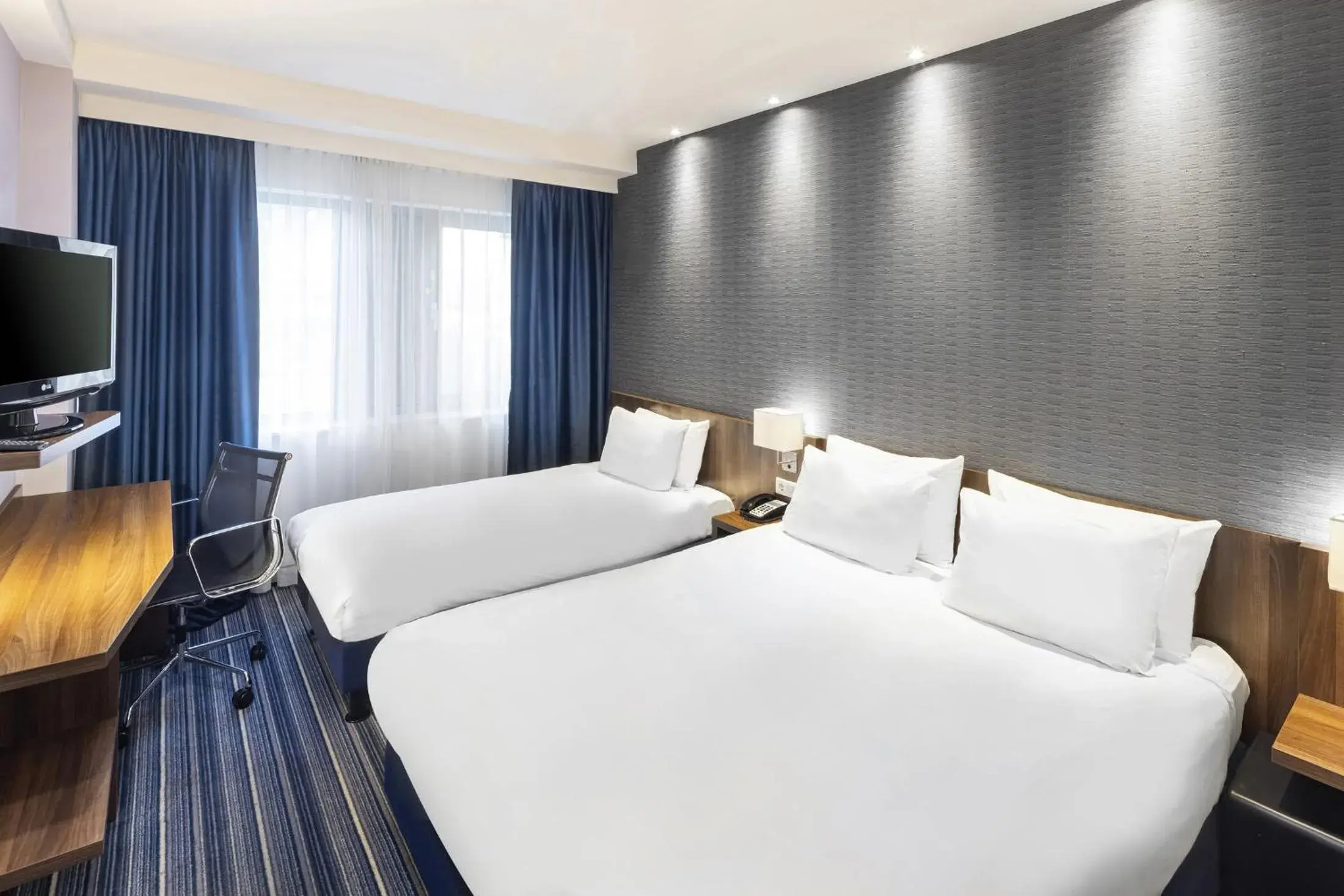 Queen Suite with Sofa Bed in Holiday Inn Express Amsterdam Arena Towers by IHG Queen Suite with Sofa Bed in Holiday Inn Express Amsterdam Arena Towers by IHG